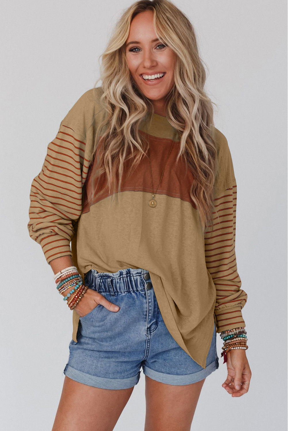 Blusa gris a rayas y bloques de color con mangas obispo