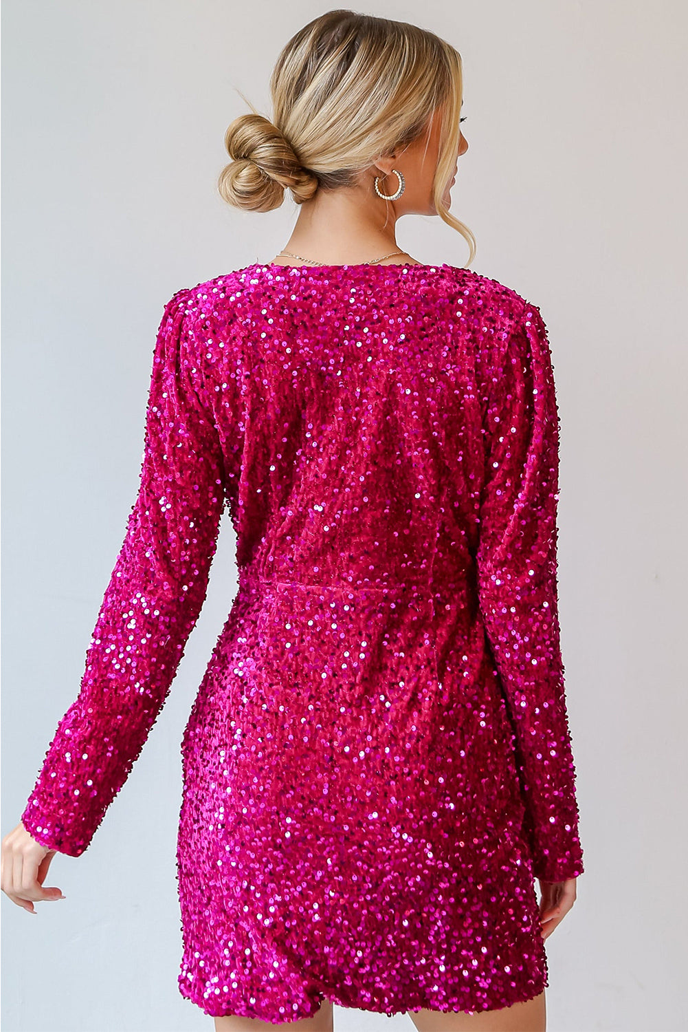 Minivestido cruzado de manga larga y cuello en V, en color rosa Pitaya, con lentejuelas efecto terciopelo