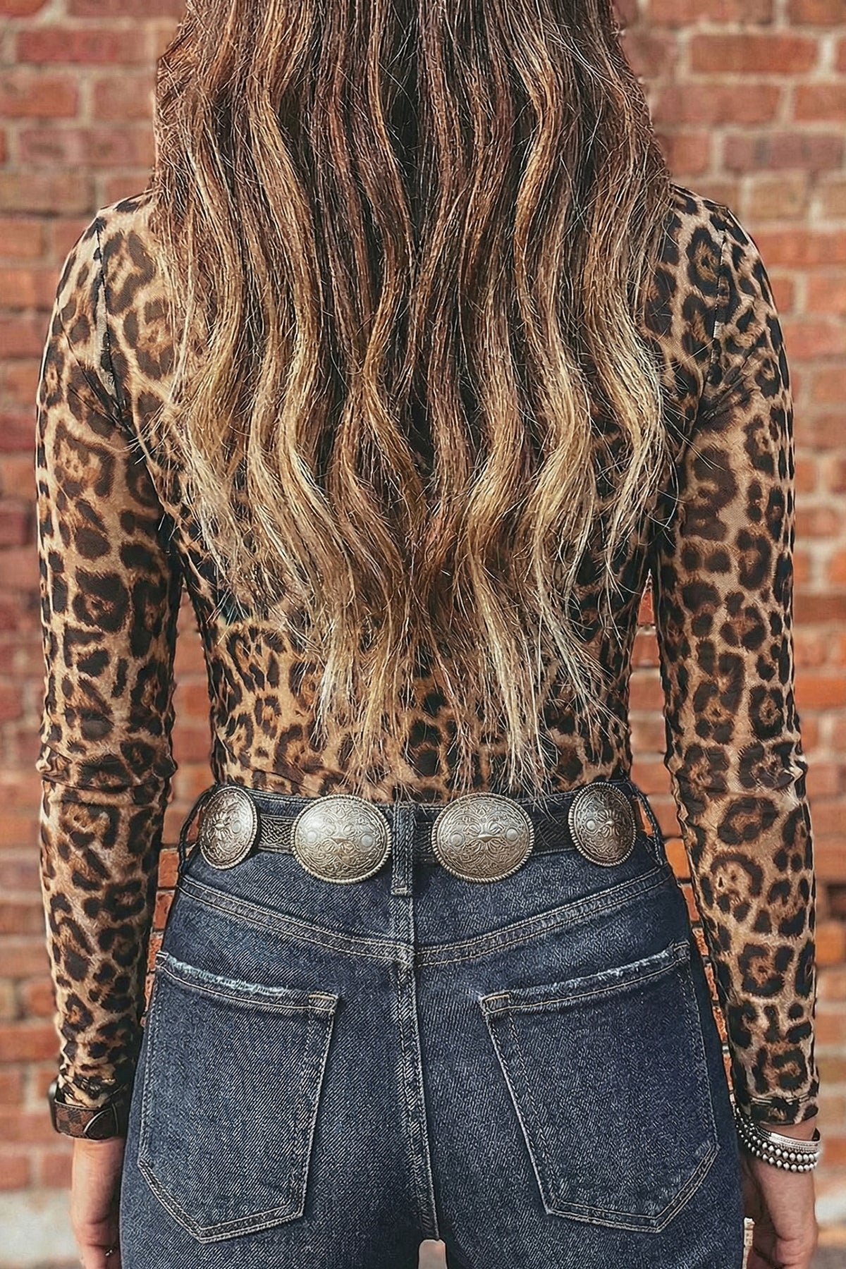 Top de malla de manga larga y cuello perkins, corte entallado, con estampado floral en gris humo