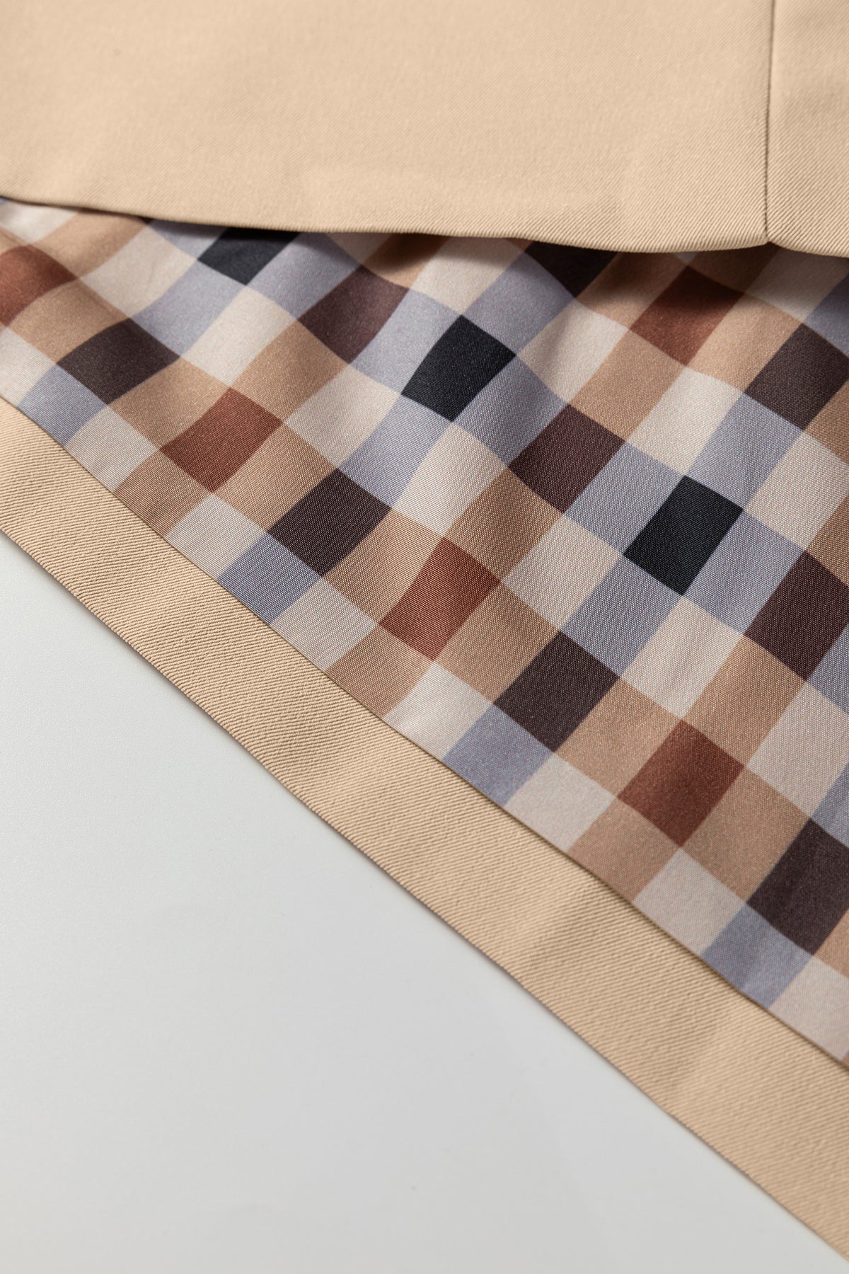 Gabardina de botonadura sencilla con forro de cuadros y diseño de patchwork