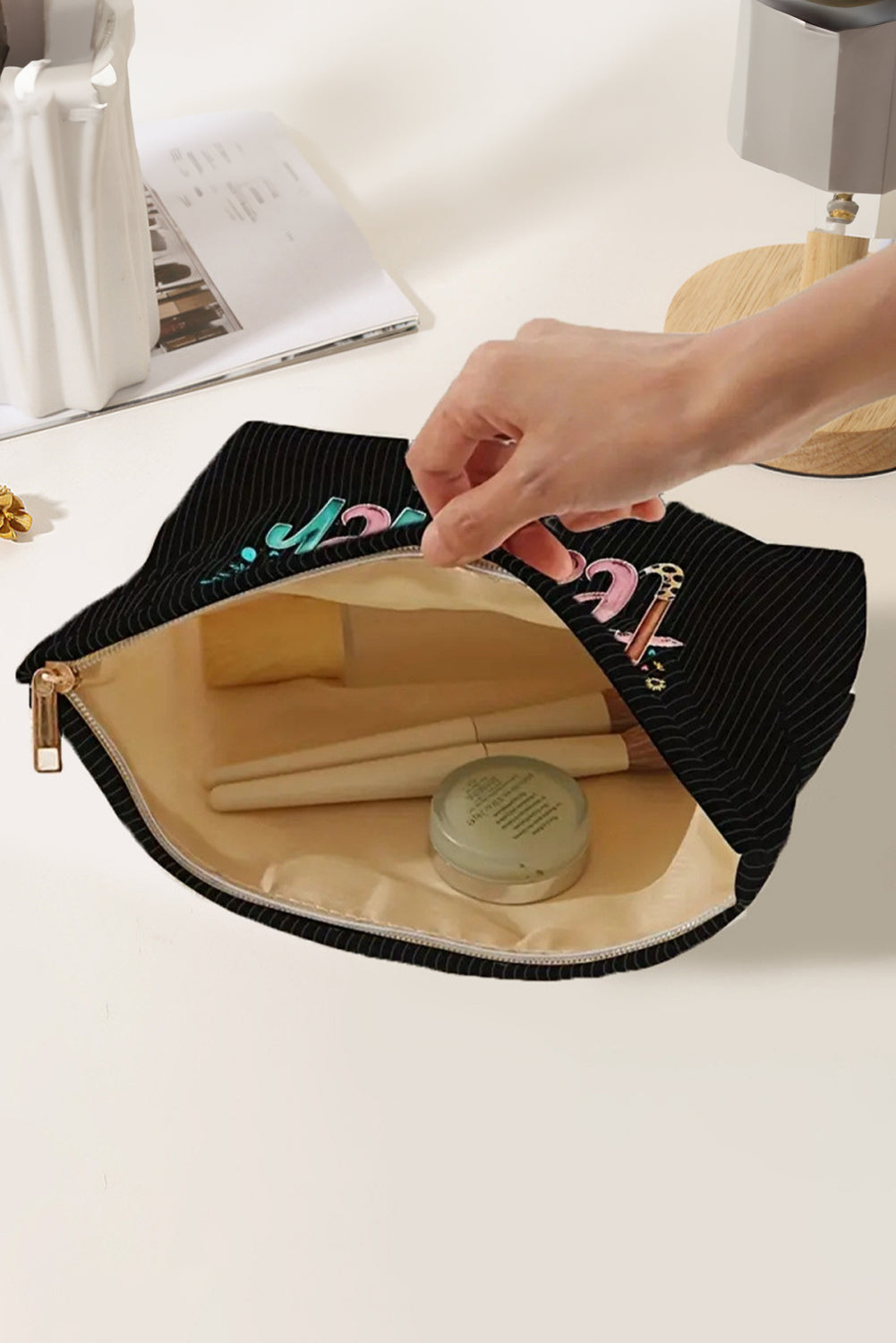 Bolsa de almacenamiento de pana con estampado de flores, lápices y la frase "Black Blessed Teacher"