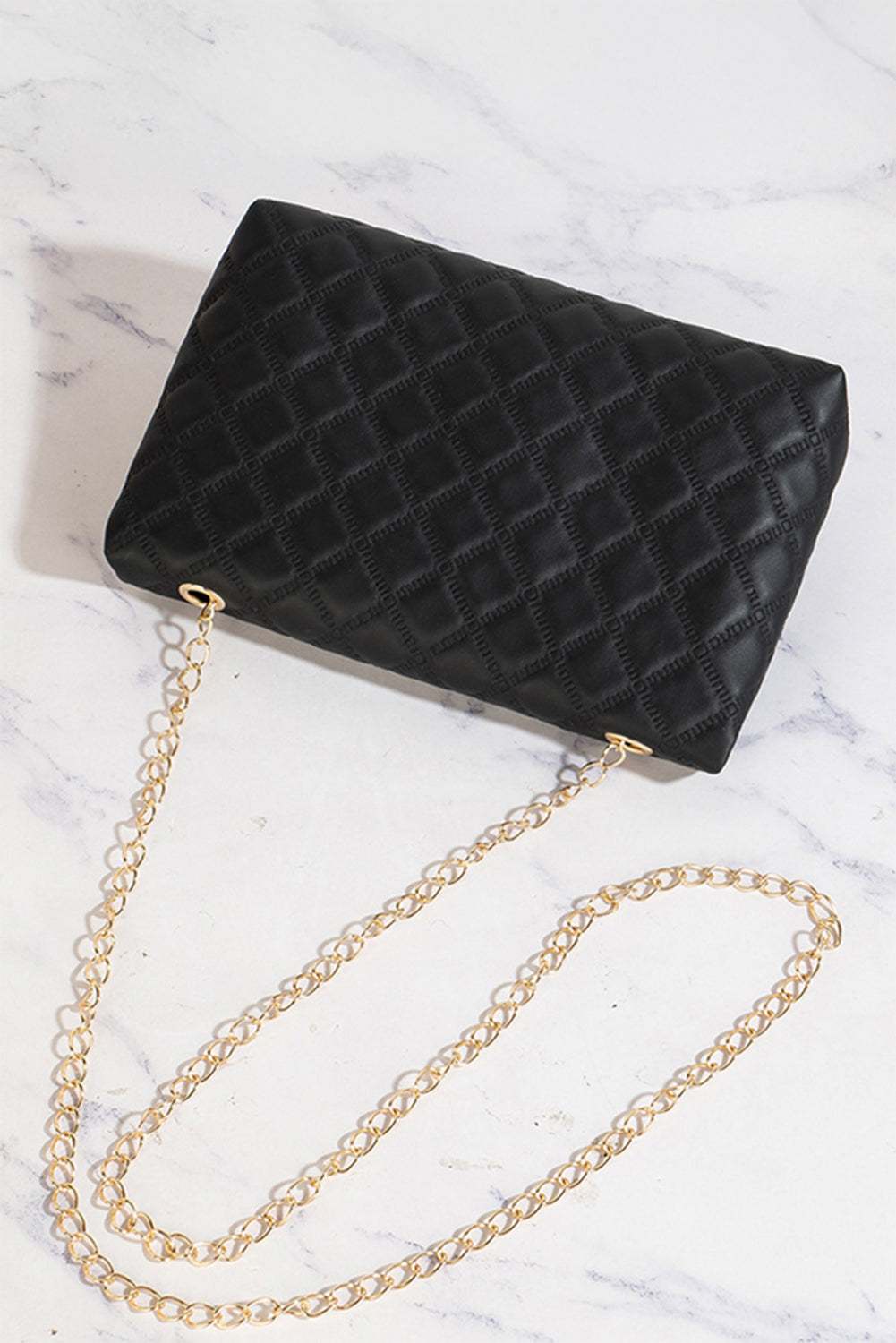 Bolso de hombro negro de piel sintética texturizada con hebilla de cadena dorada