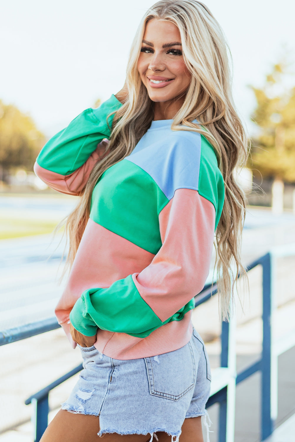 Sudadera azul cielo de estilo patchwork con bloques de color y hombros caídos