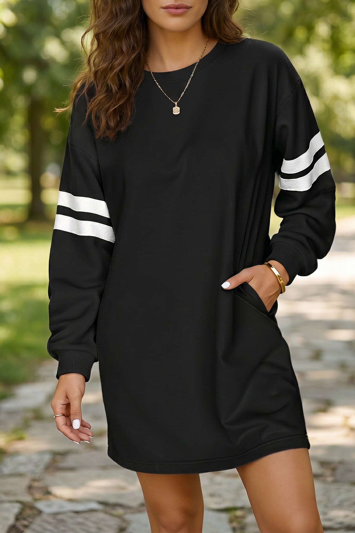 Vestido tipo sudadera de corte recto en azul celeste con mangas en contraste y acabados de canalé