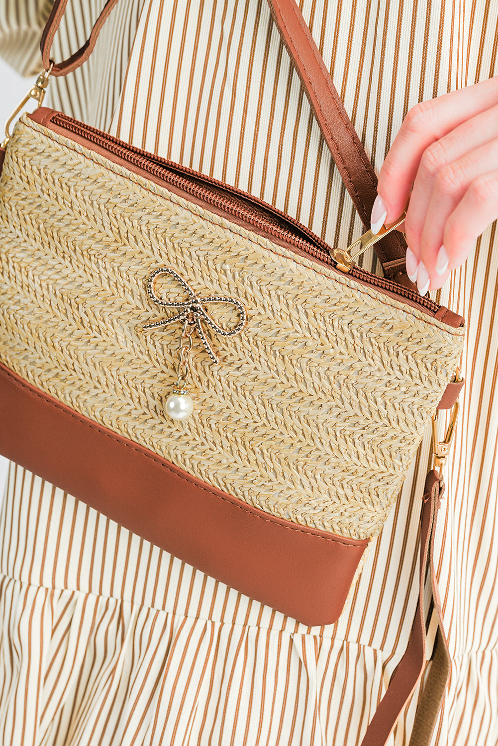 Bolso bandolera de paja y piel sintética con parche, lazo beige y detalle de perlas
