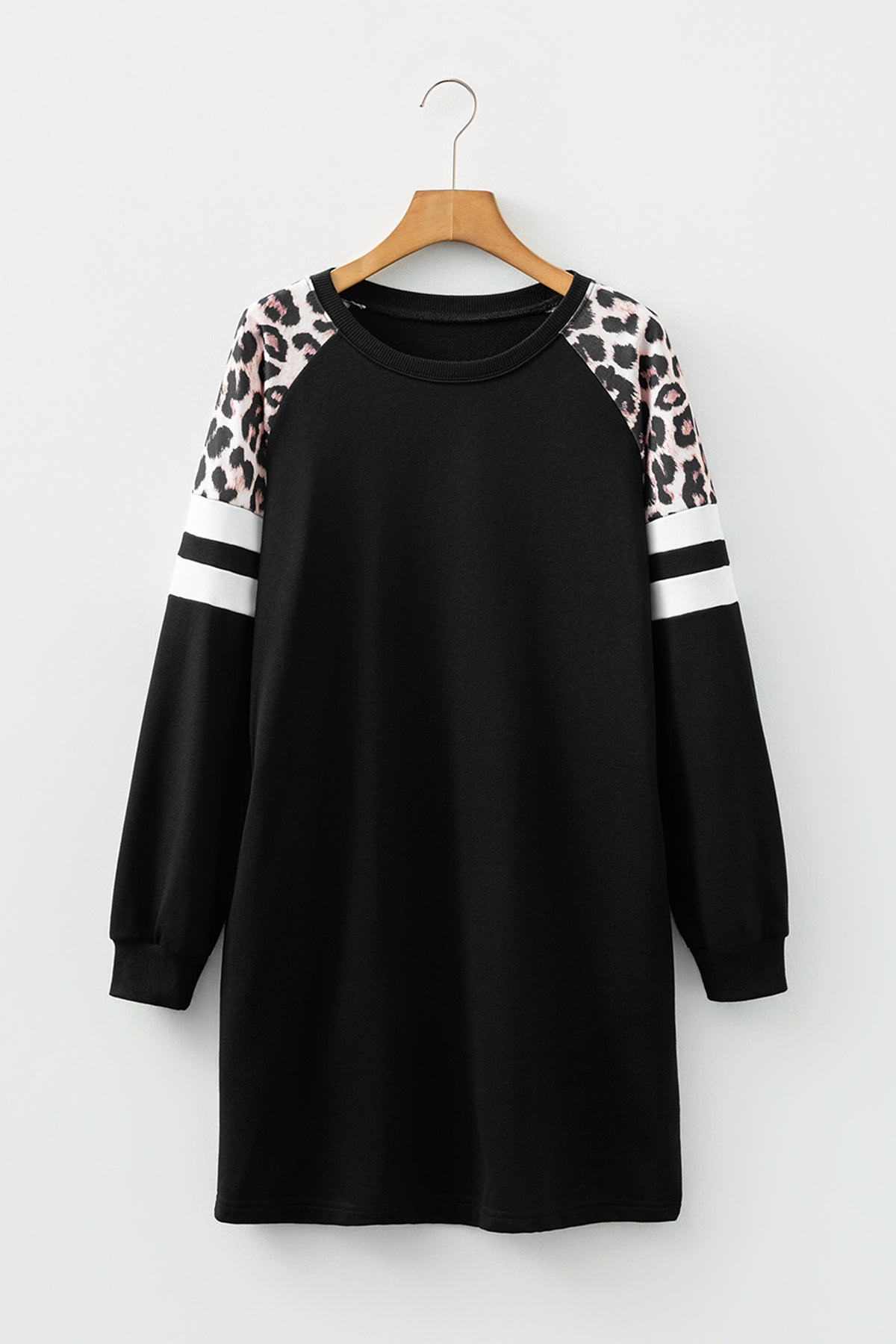 Vestido tipo sudadera estilo universitario con mangas raglán, estampado de leopardo negro y diseño de parches