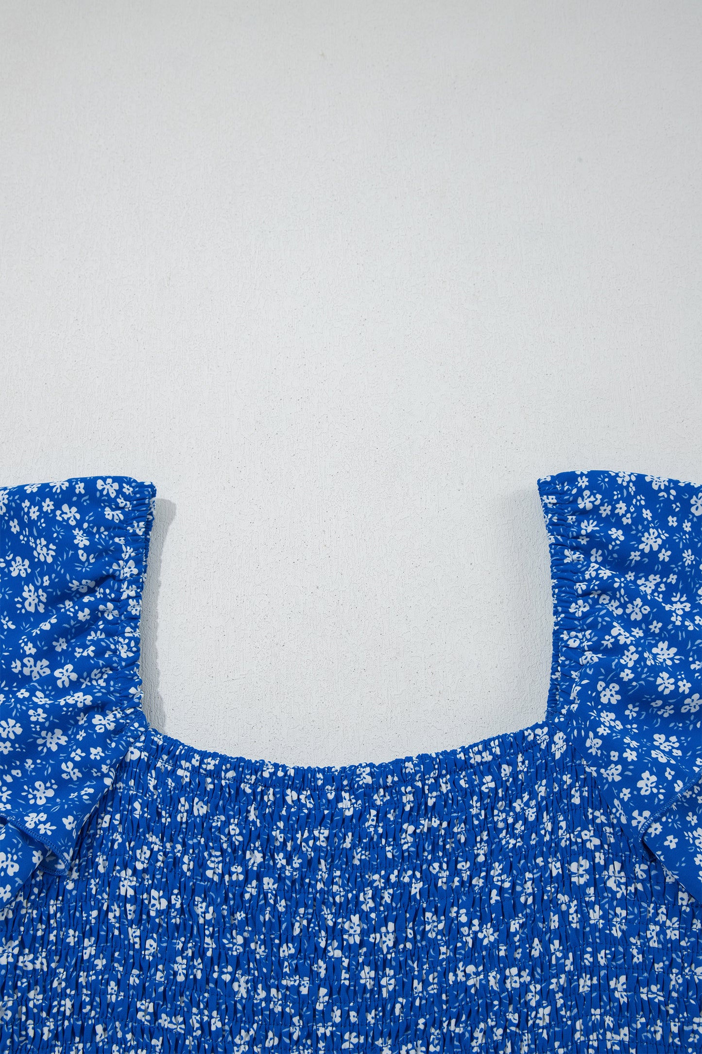 Vestido corto de manga corta con cuello cuadrado fruncido y estampado floral de estilo ditsy azul