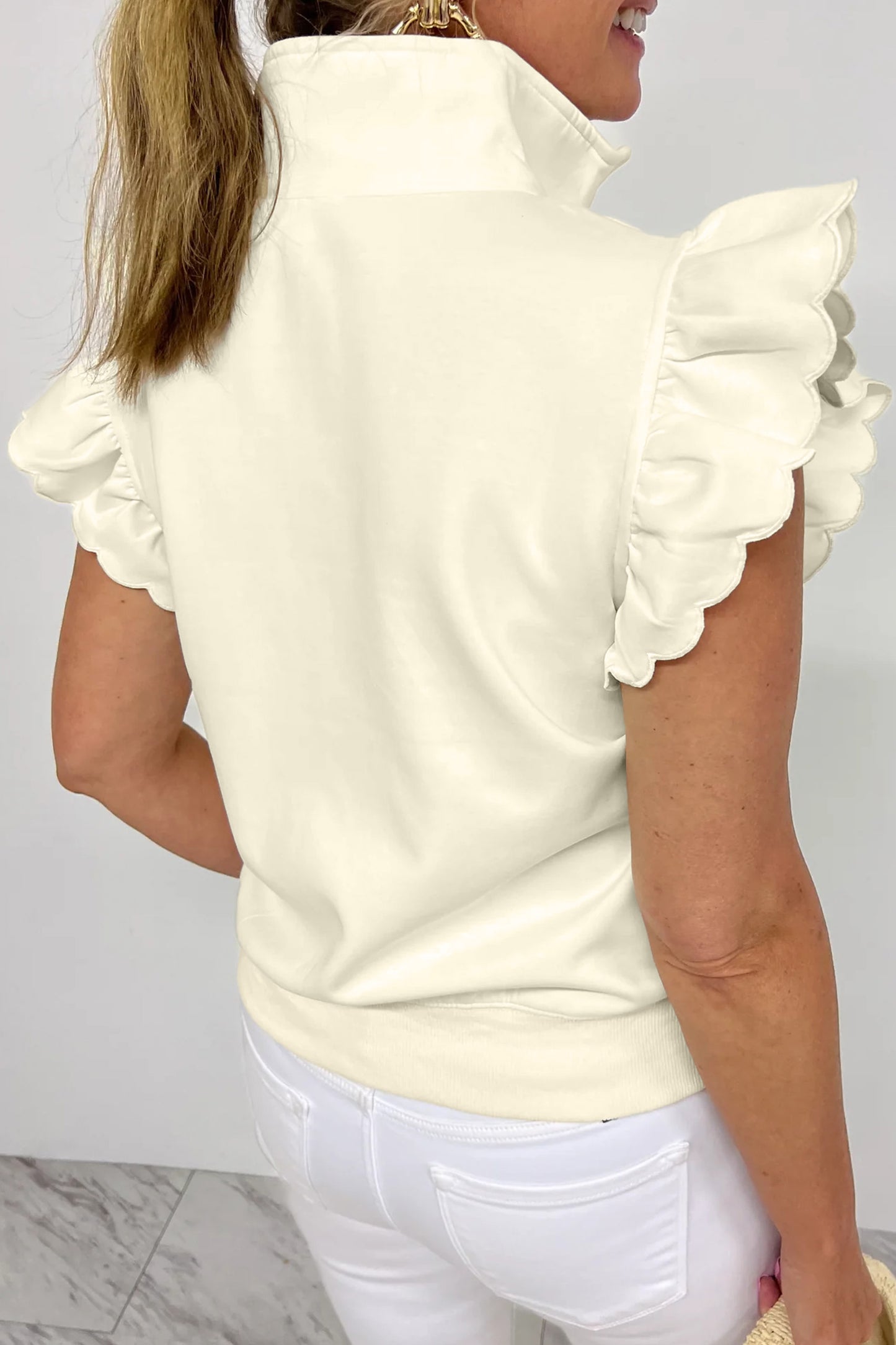 Blusa beige de manga corta con volantes, cuello y cremallera - Bego Fashion