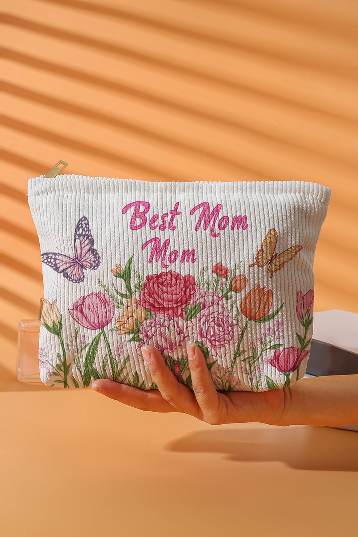 Neceser de pana blanco con estampado floral y de mariposas, y la inscripción "Best Mom"