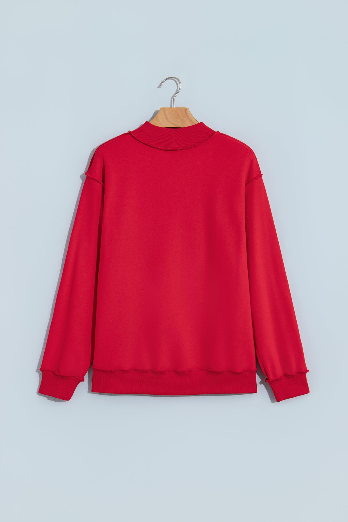 Sudadera holgada de color marrón oscuro con cuello alzado y estampado del eslogan «Jesus Saves»