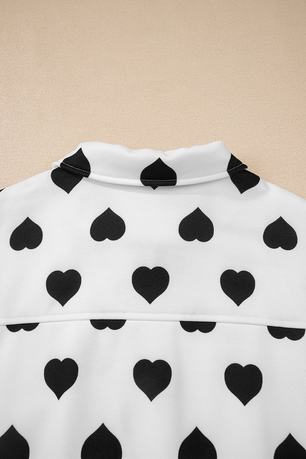 Chaqueta blanca con cremallera, cuello, estampado de corazones y bolsillos de doble solapa