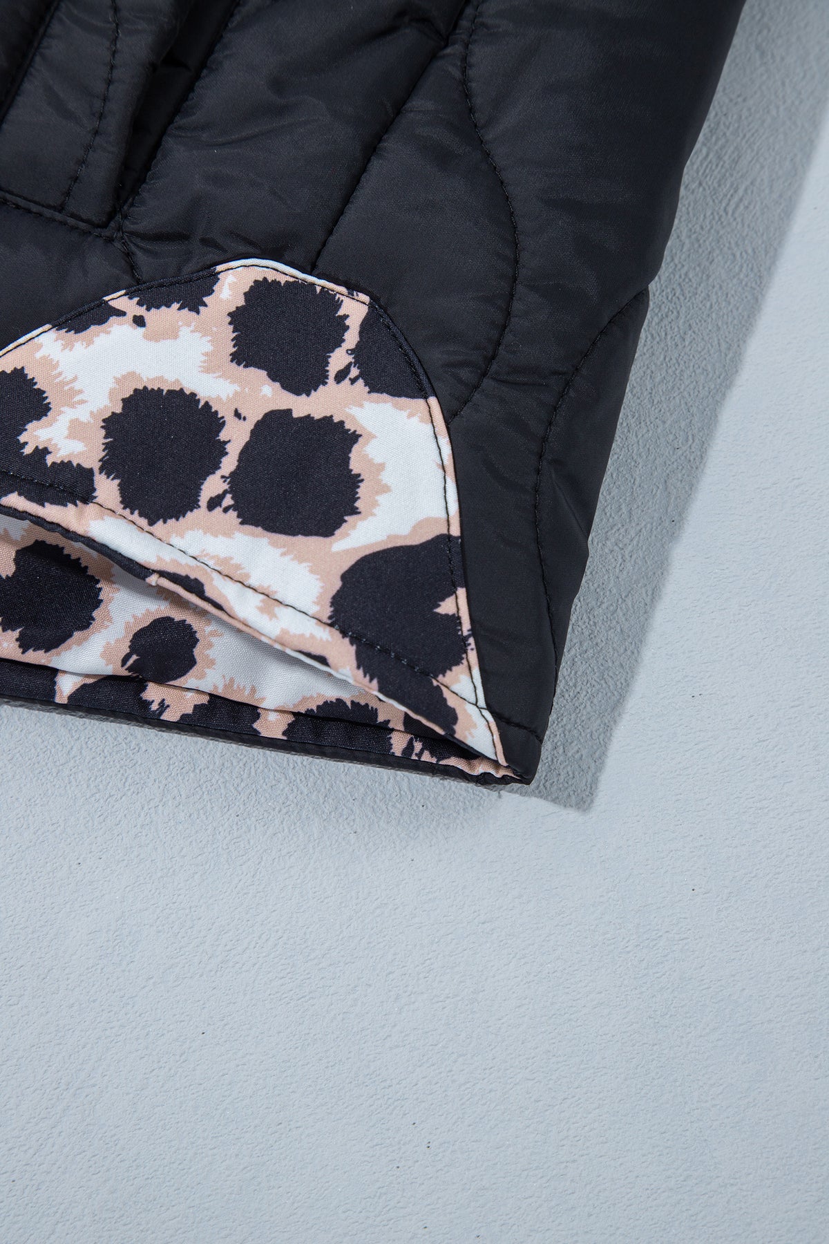 Chaqueta acolchada estilo retro negra con botones y puños con estampado de leopardo