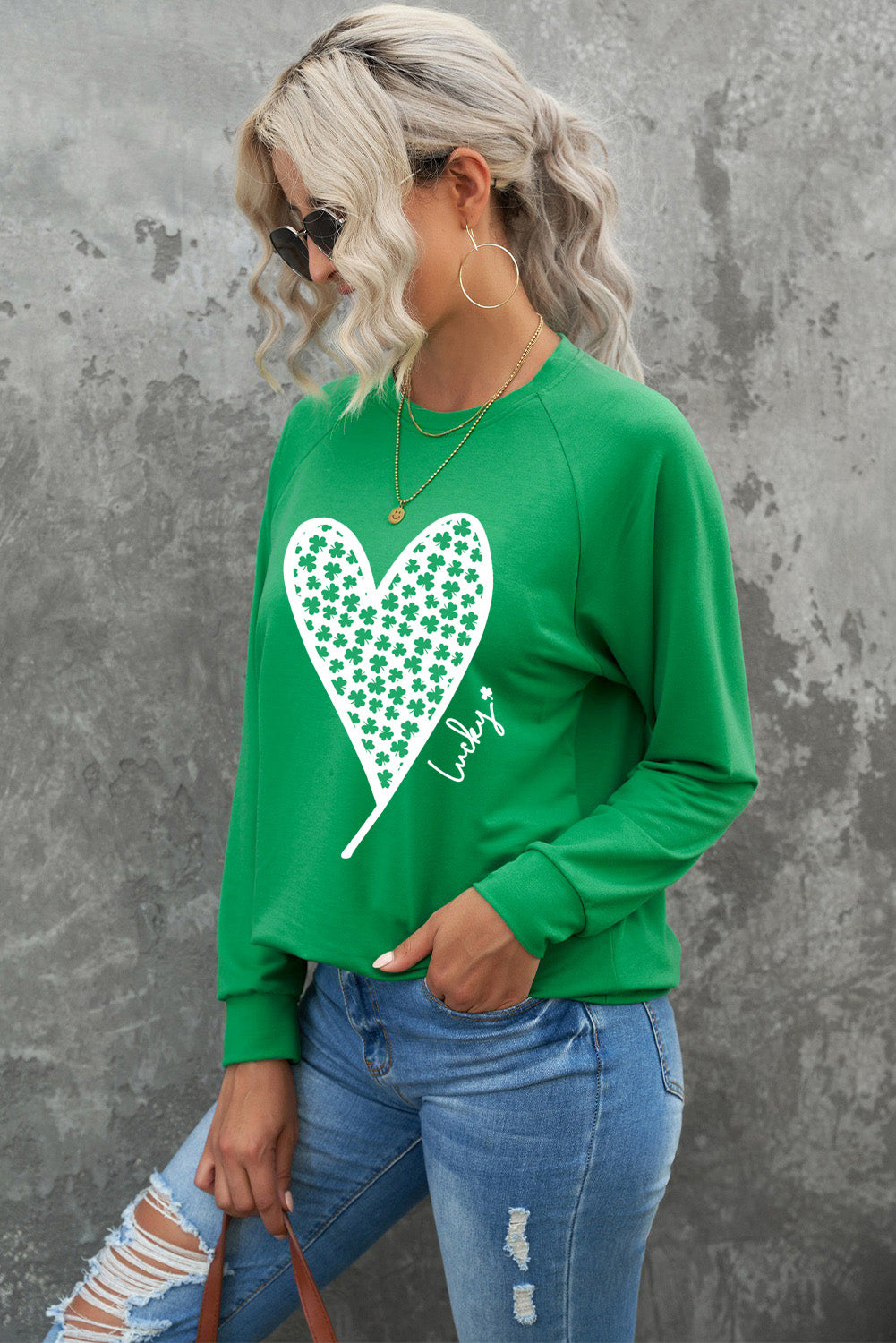 Sudadera de manga raglán con gráfico de corazón y trébol verde de la suerte