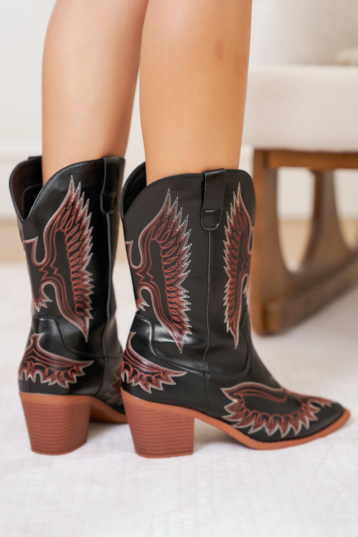 Botas de piel sintética negra estilo western con bordado de águila
