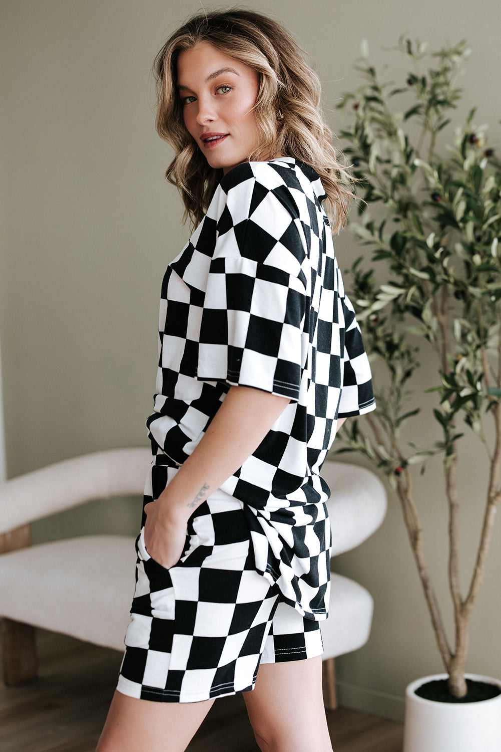 Conjunto de camiseta holgada con cuello en V y pantalones cortos con estampado de cuadros negros - Bego Fashion