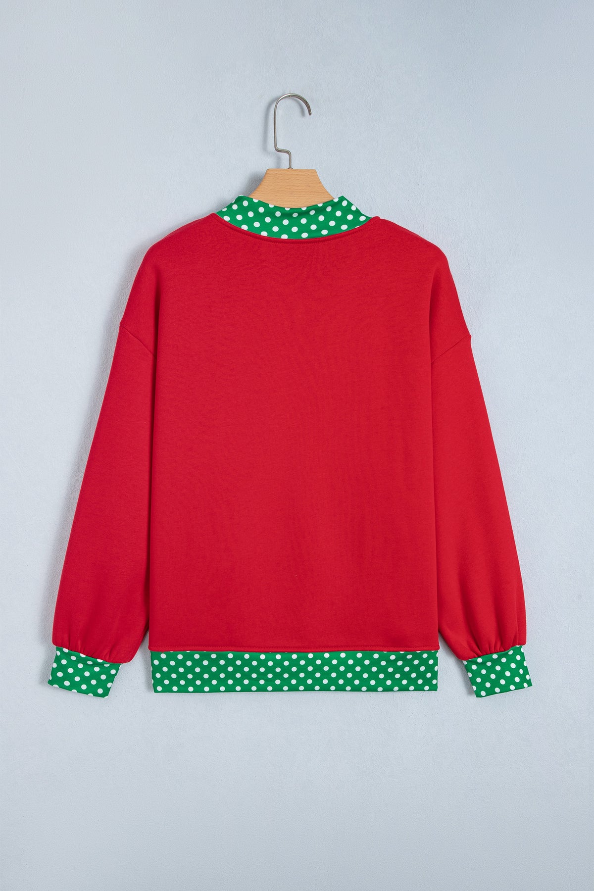 Sudadera rojo intenso con estampado de letras y lunares, cuello perkins y ribetes en contraste