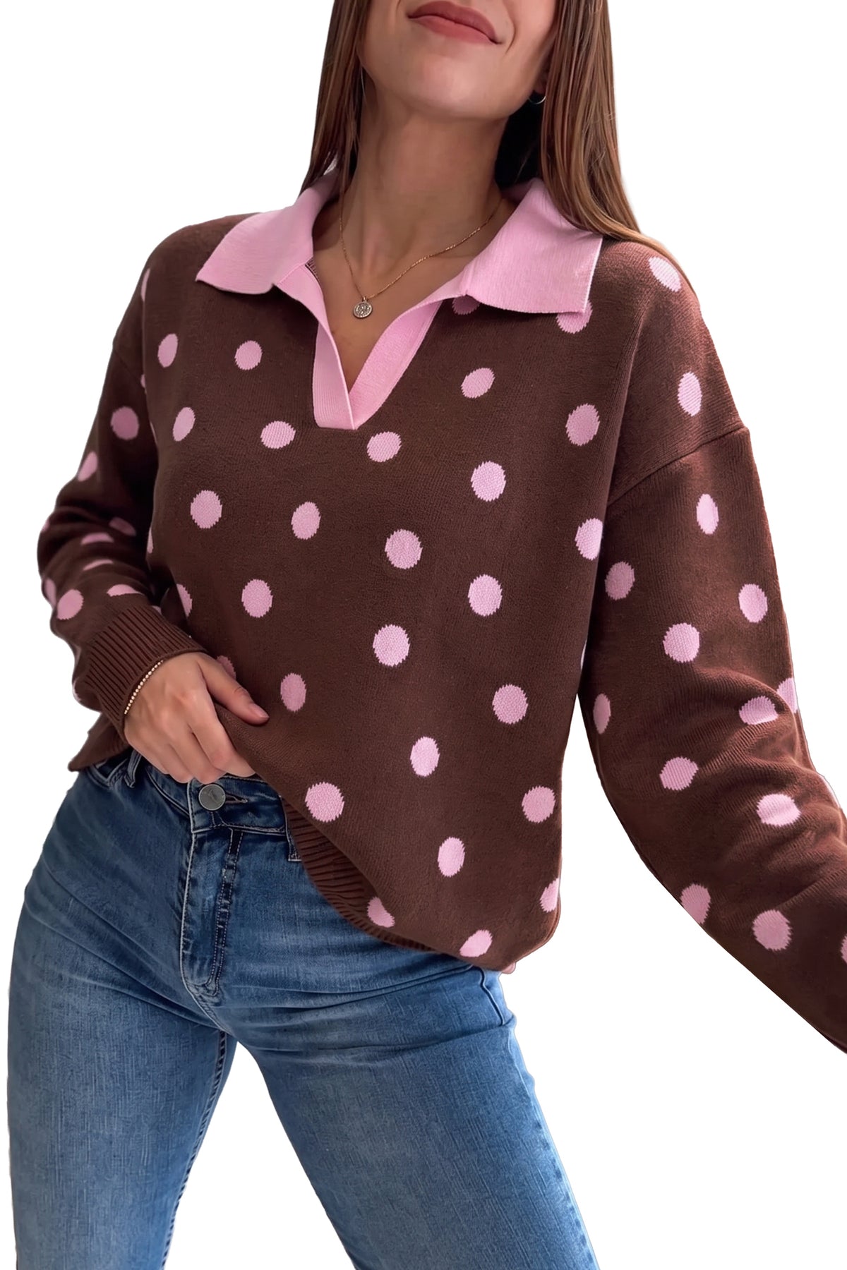 Suéter tipo pulóver holgado con cuello, diseño de bloques de color y estampado de lunares rosas.