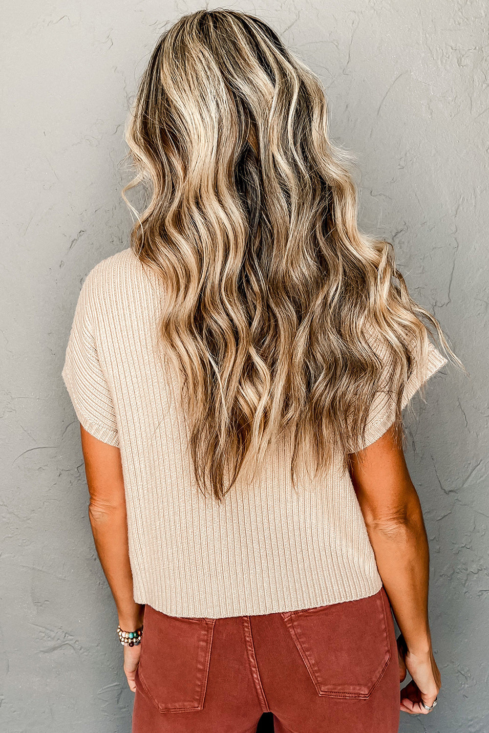 Suéter de manga corta de punto acanalado con bolsillo de parche de llama dorada - Bego Fashion