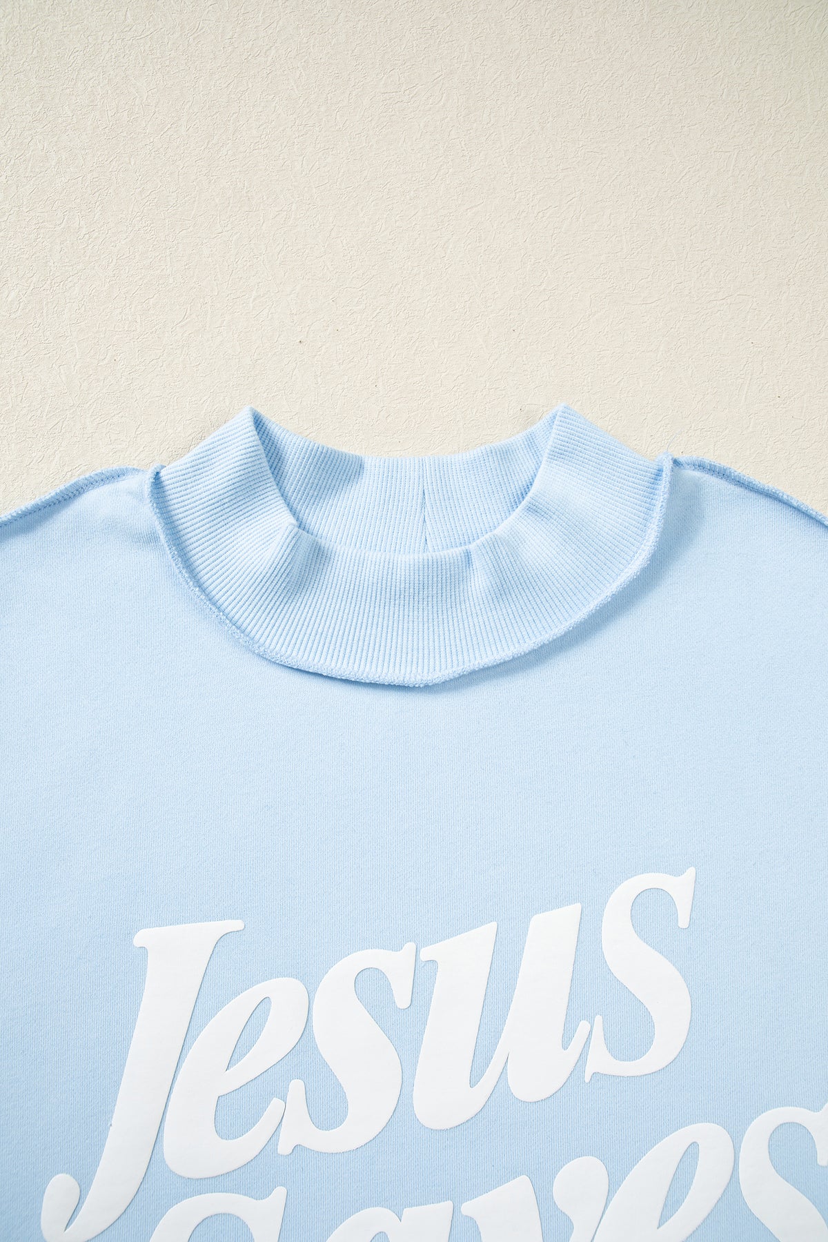Sudadera holgada de color marrón oscuro con cuello alzado y estampado del eslogan «Jesus Saves»
