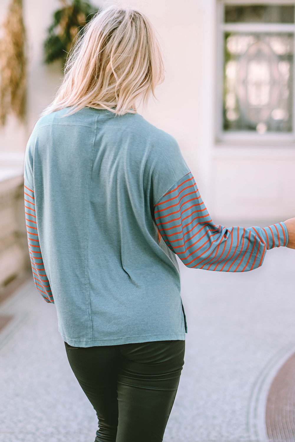 Blusa gris a rayas y bloques de color con mangas obispo