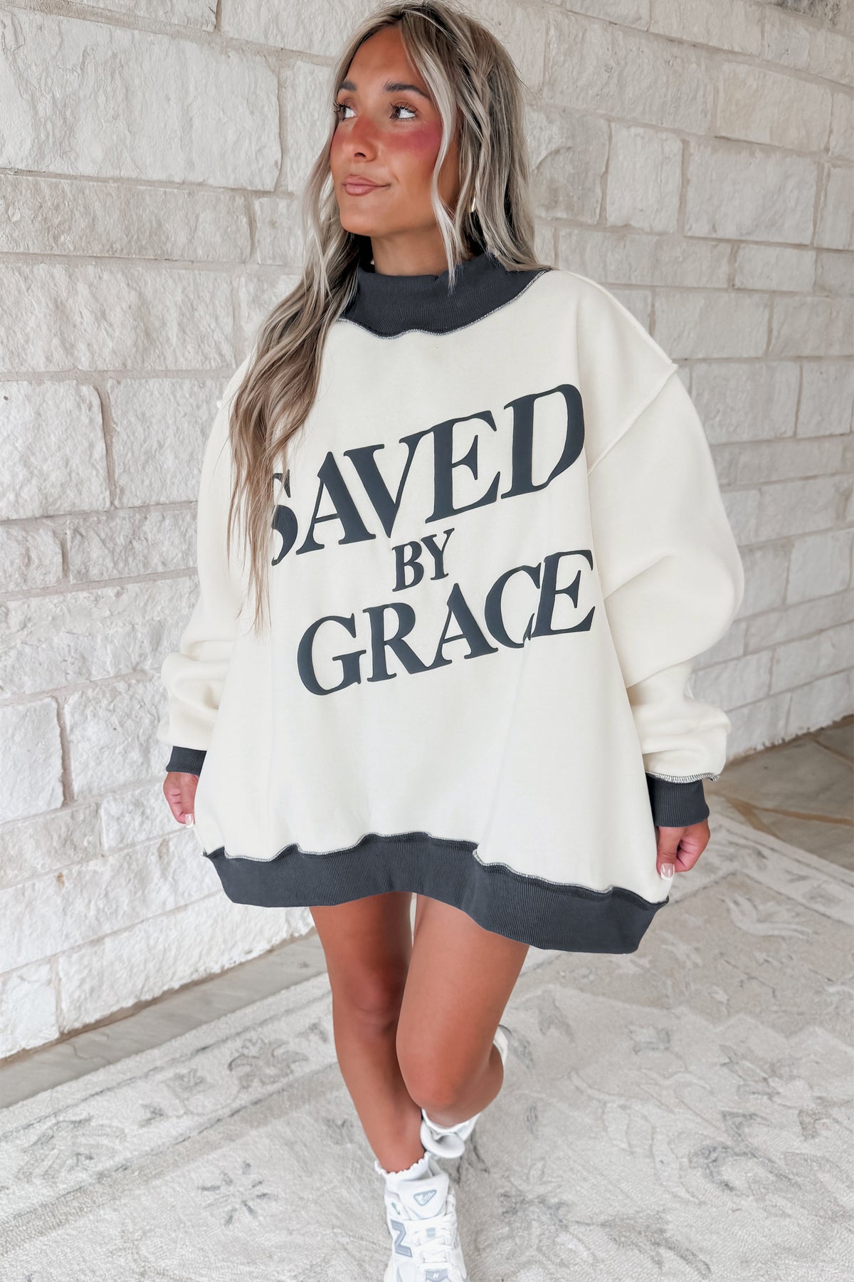 Sudadera oversize con cuello alzado, bloques de color y estampado "Coffee Saved By Grace"