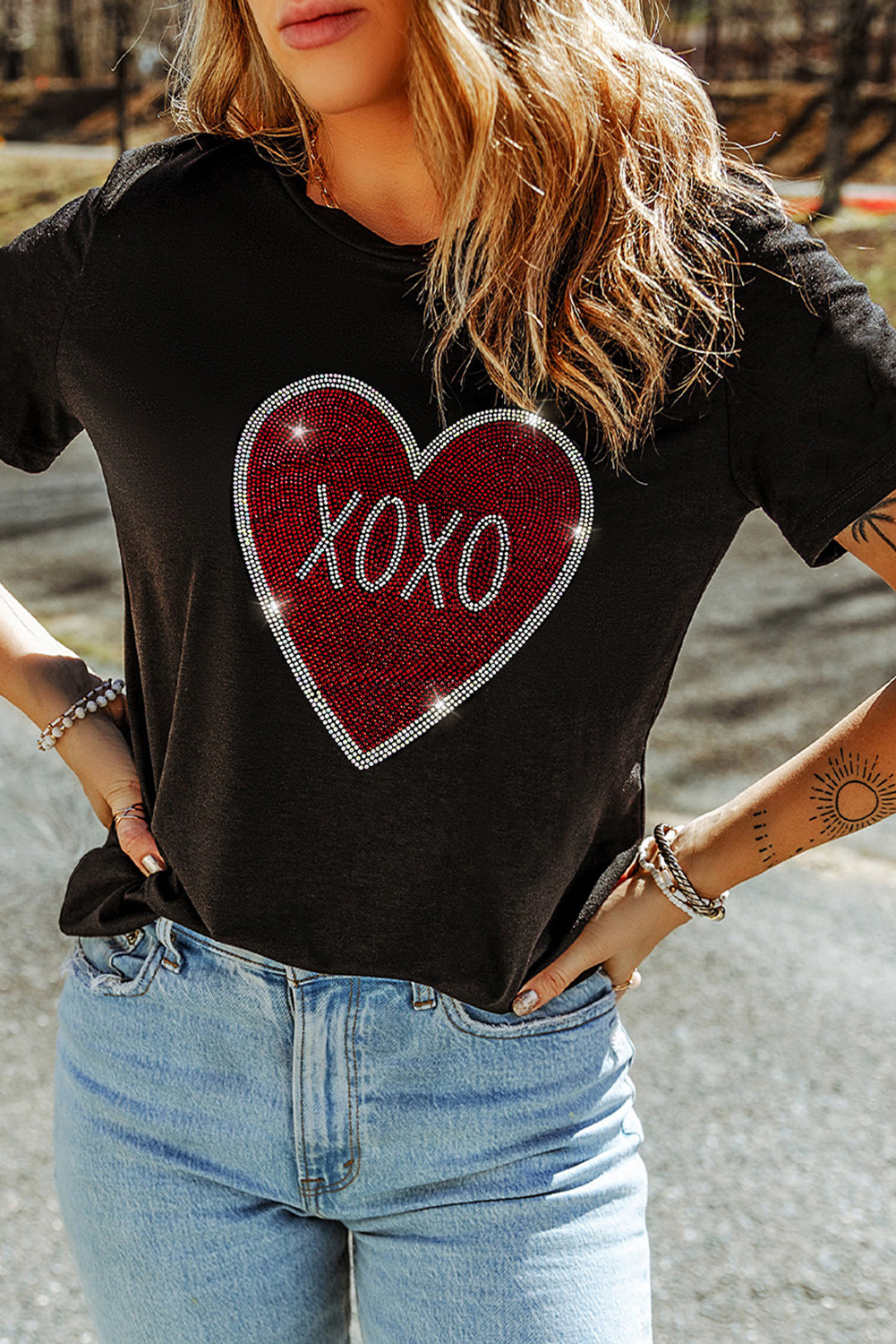 Camiseta de cuello redondo con gráfico de corazón XOXO con diamantes de imitación negros - Bego Fashion