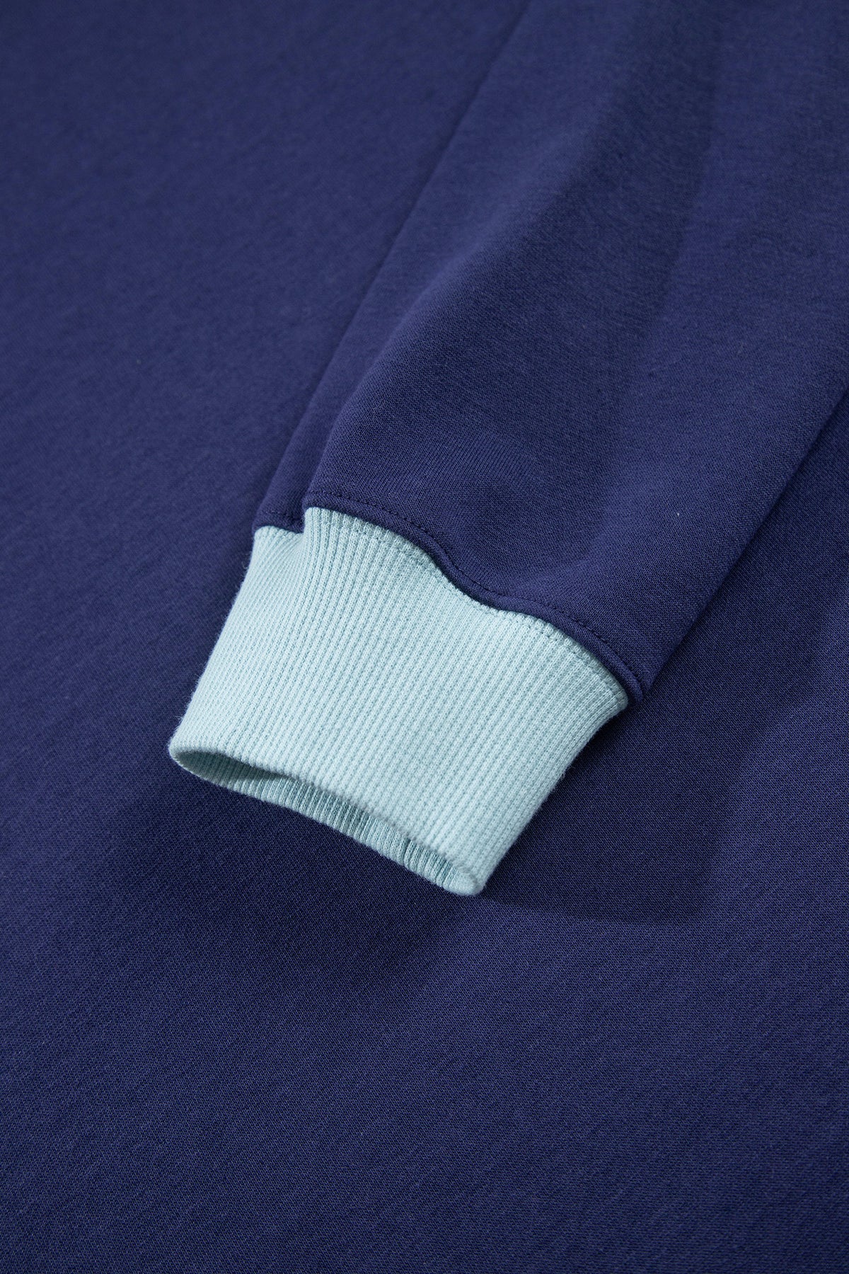 Sudadera de cuello redondo y manga larga en azul sucio con diseño de bloques de color y ribetes