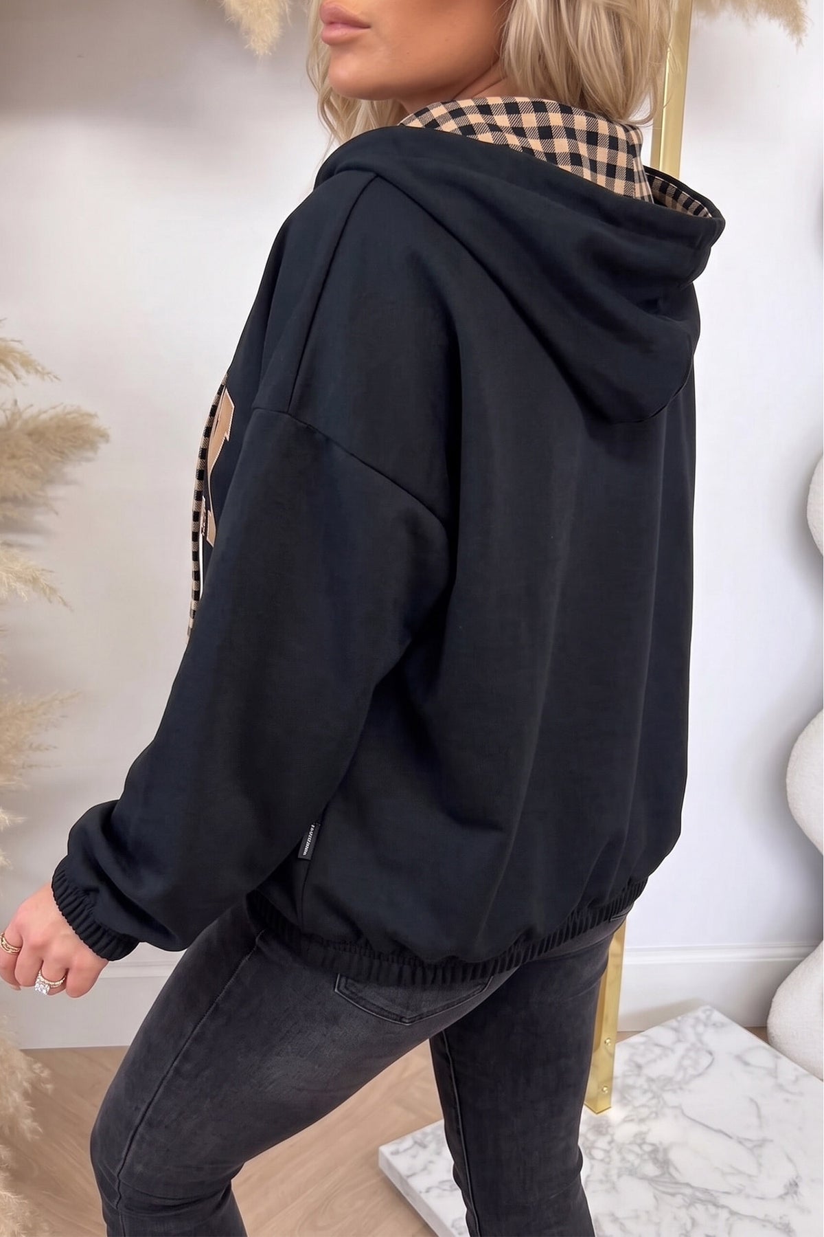 Sudadera con capucha y cordón ajustable en contraste, con estampado de cuadros y gráfico de letras "PRAY"