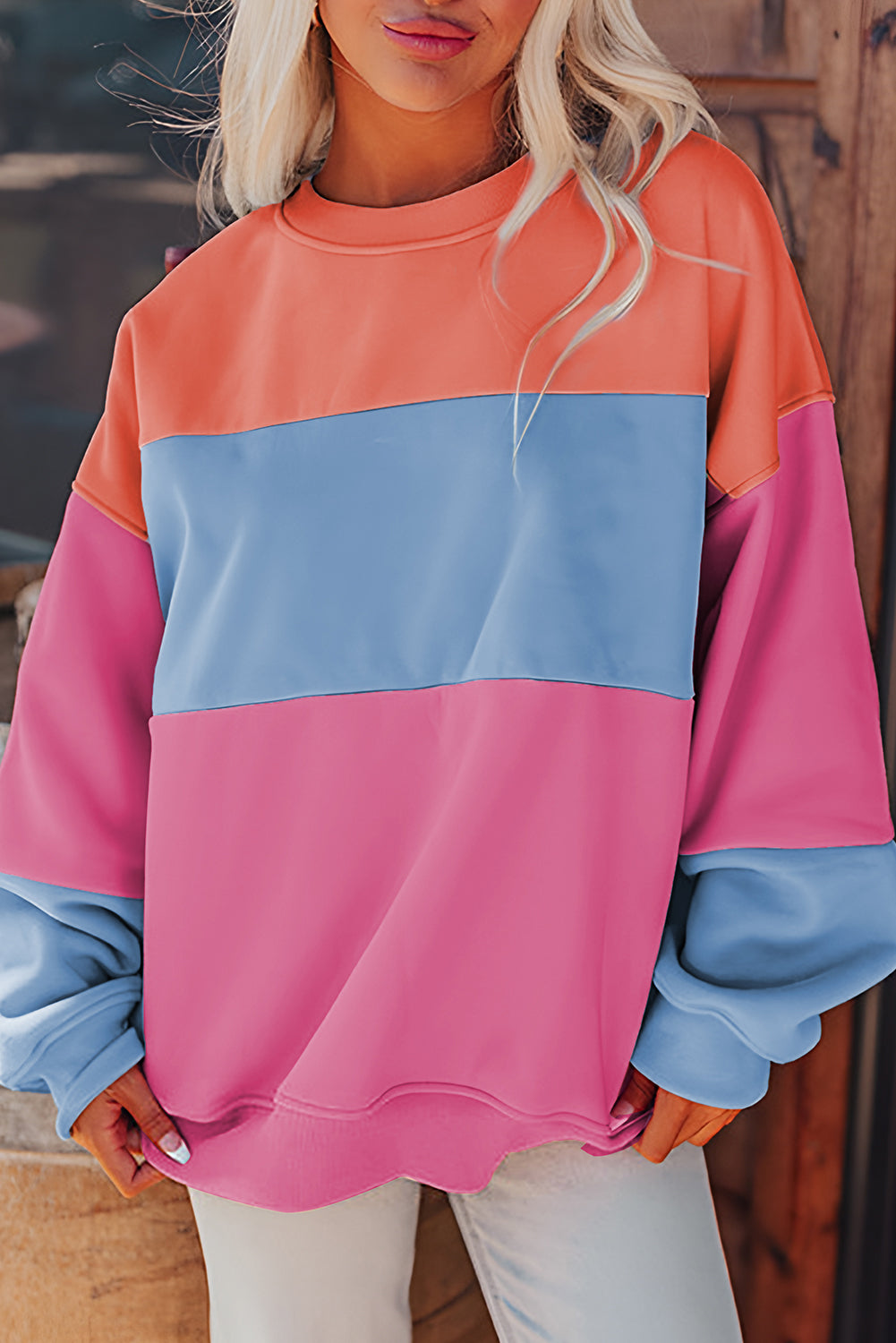 Sudadera azul cielo de estilo patchwork con bloques de color y hombros caídos