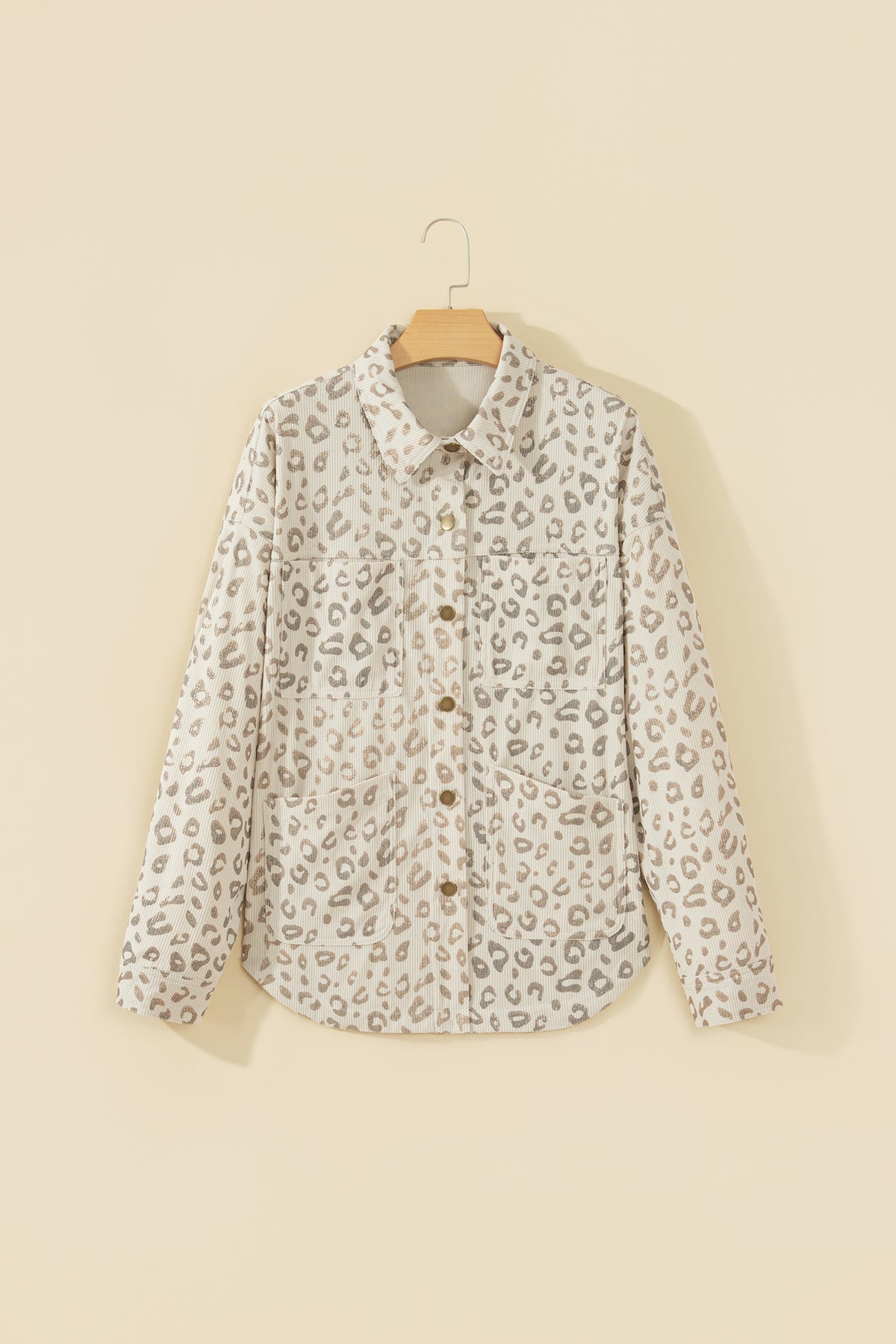 Chaqueta de pana color caqui con estampado de leopardo, cuello camisero, manga larga y corte regular.