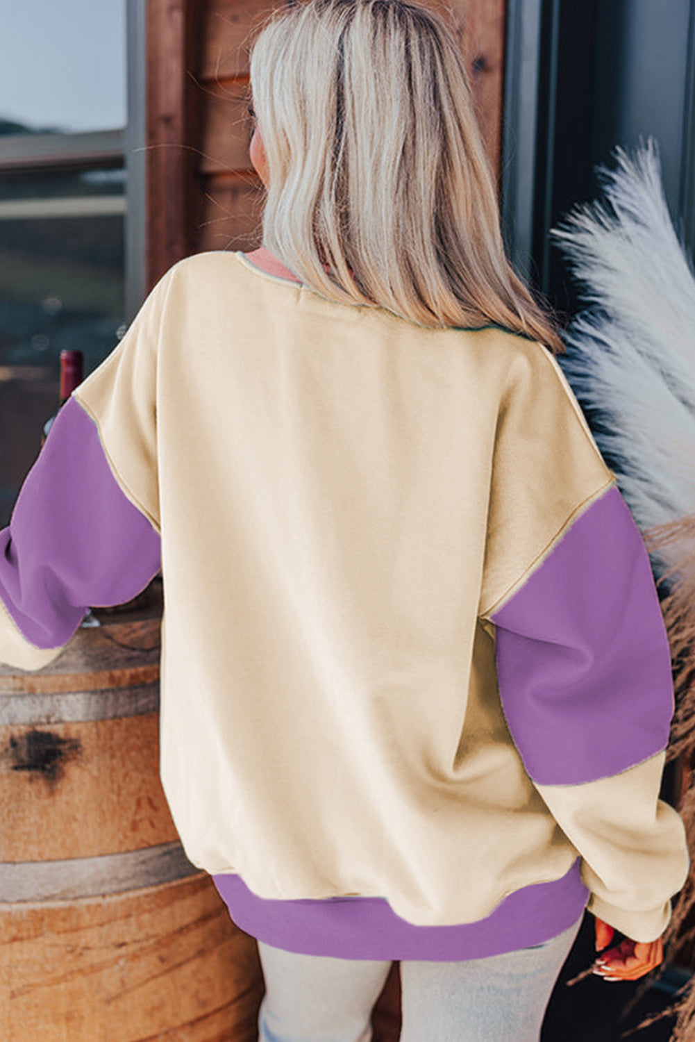 Sudadera azul cielo de estilo patchwork con bloques de color y hombros caídos