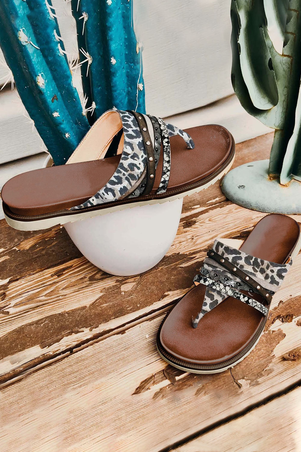 Sandalias tipo chanclas con estampado animal y tachuelas de leopardo - Bego Fashion