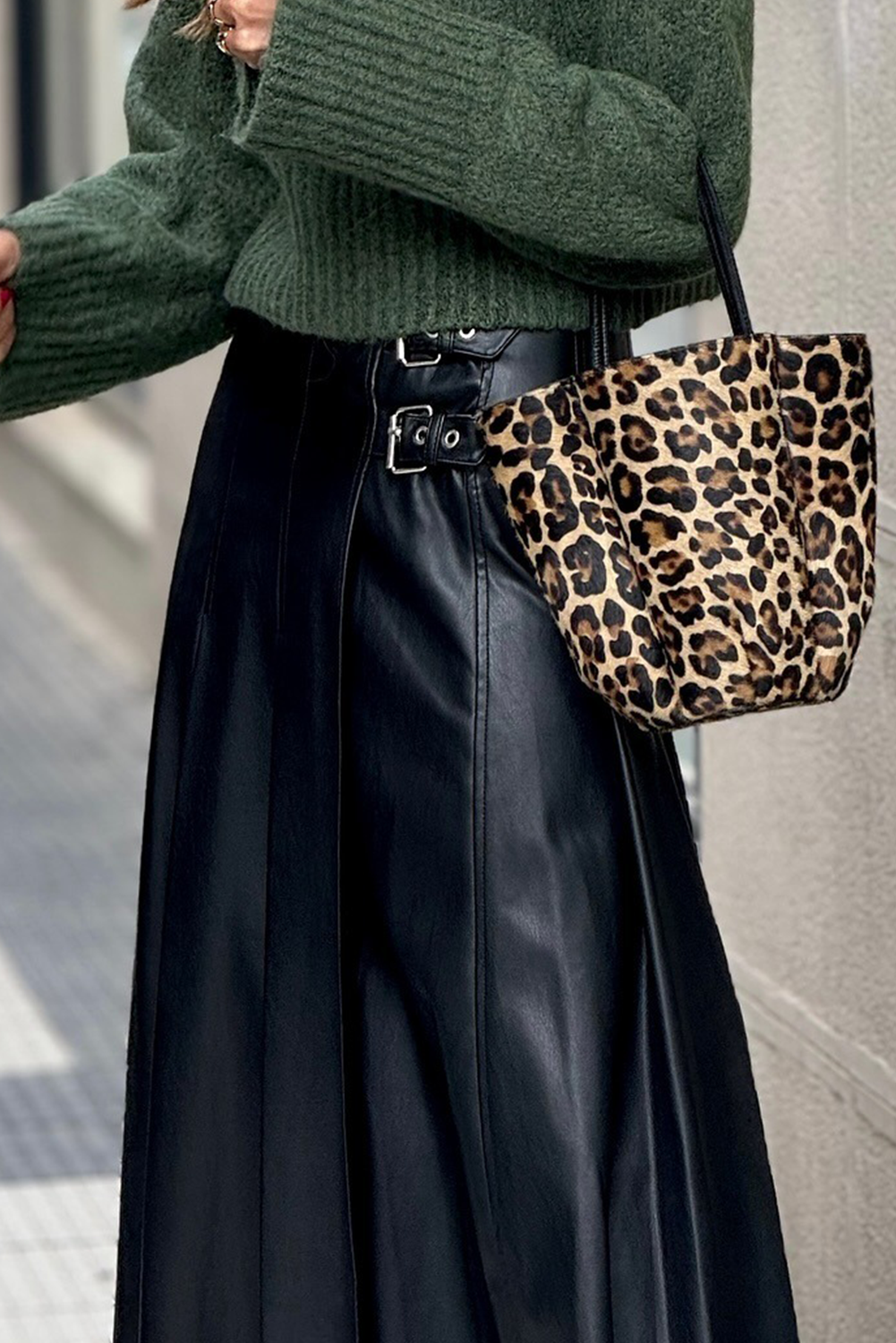 Falda midi acampanada de piel sintética negra con detalle de hebilla retro y costuras plisadas