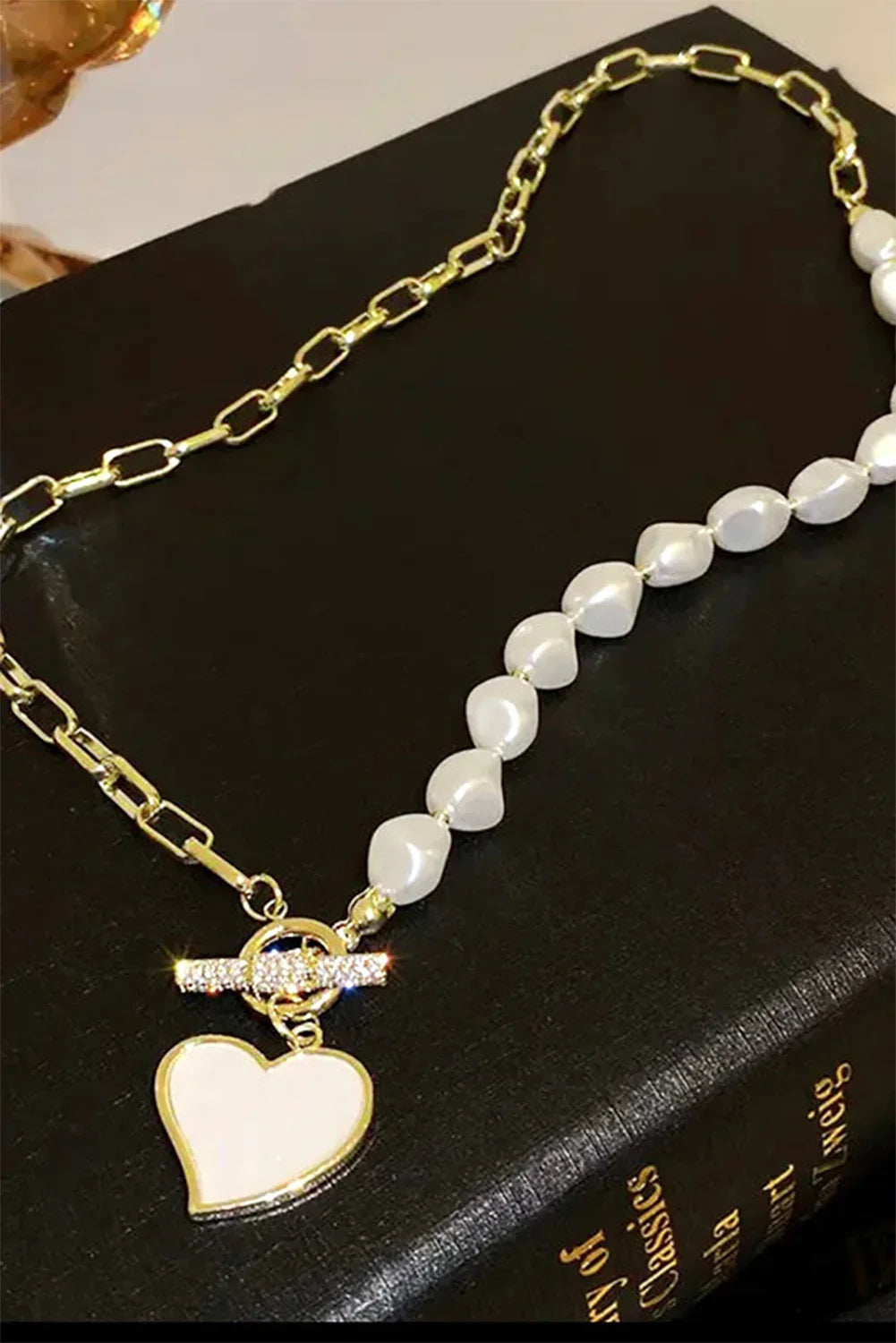 Collar de perlas blancas con cadena dorada y dije de corazón tendencia moda accesorios