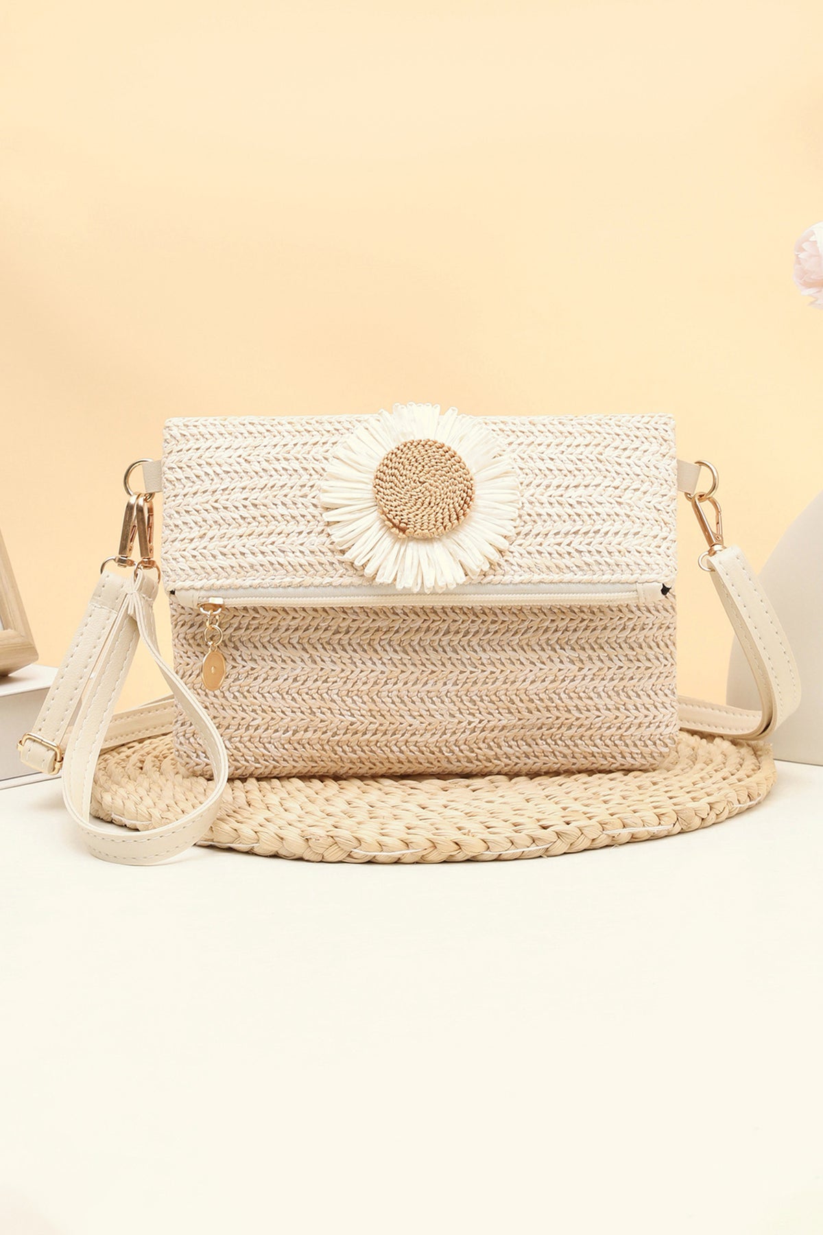 Bolso de hombro tejido en paja con diseño de margarita blanca, cierre de cremallera, diseño plegable y botón magnético.