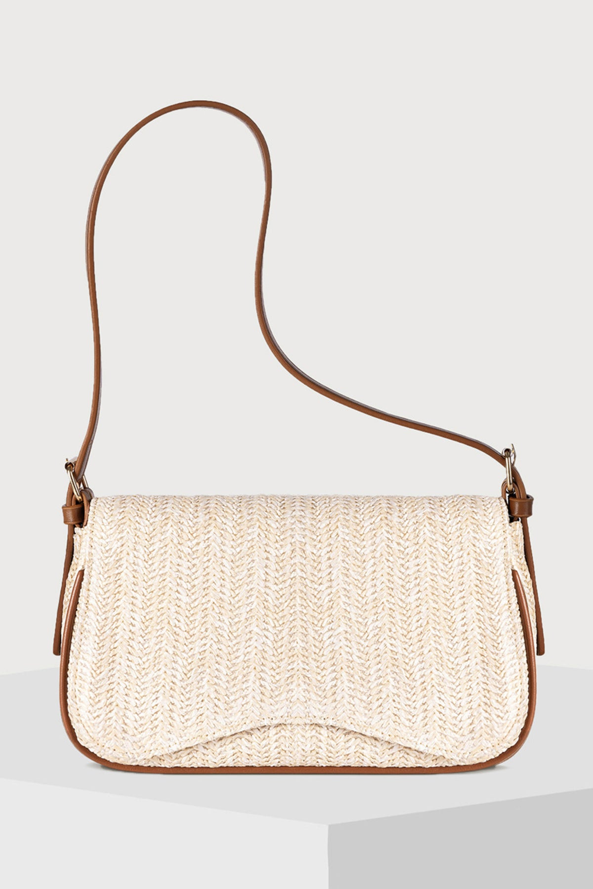 Bolso de hombro de rafia blanca trenzada con detalles en piel sintética