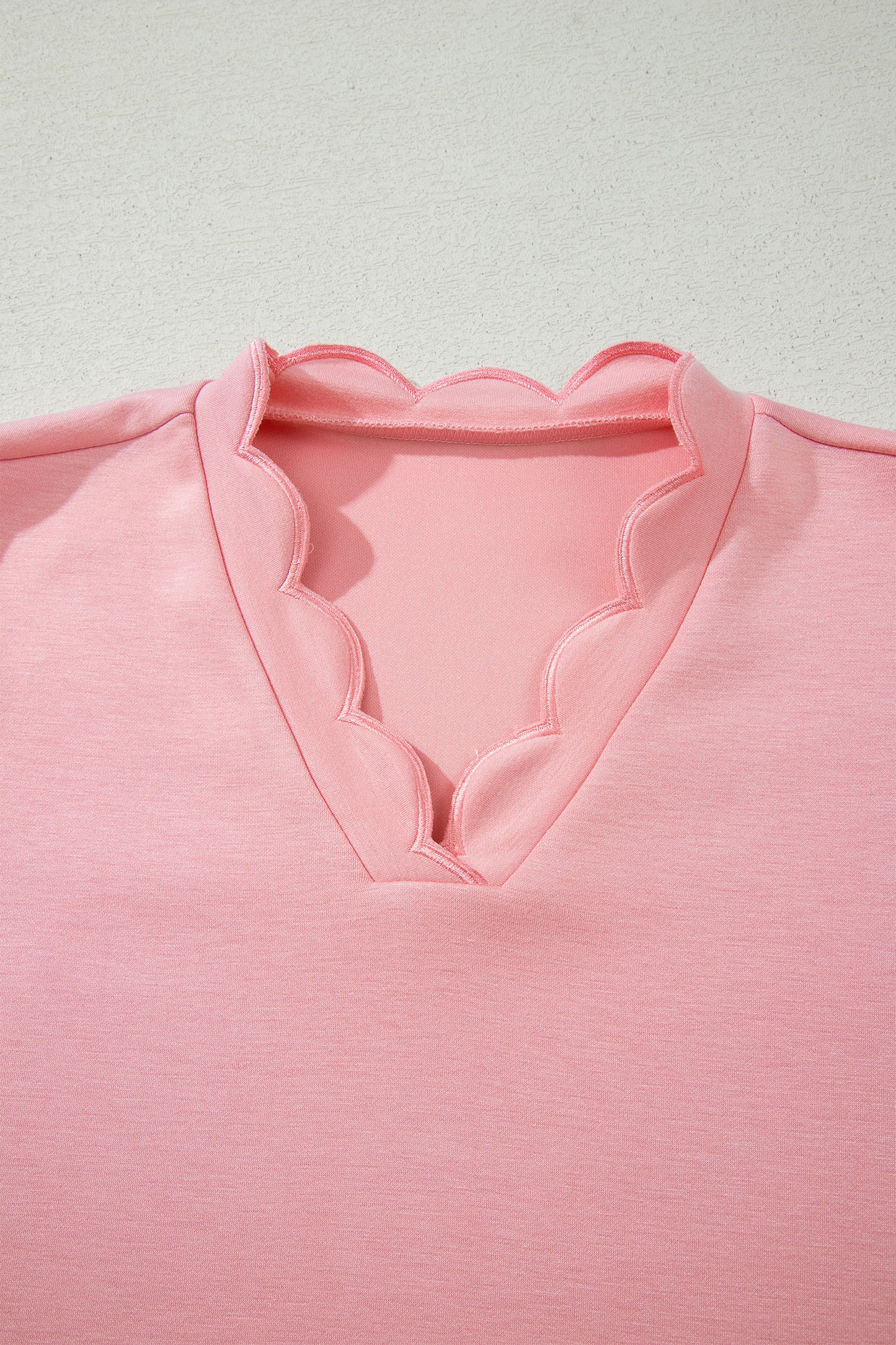 Conjunto de top tipo dolman oversize rosa con cuello en V festoneado y cordón ajustable