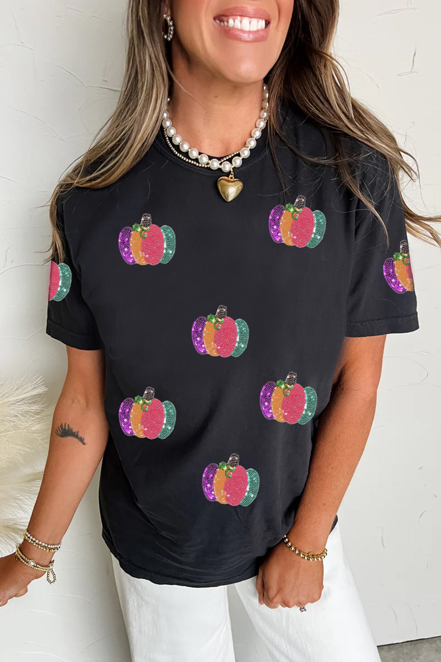 Camiseta casual de cuello redondo con estampado de calabaza y lentejuelas negras