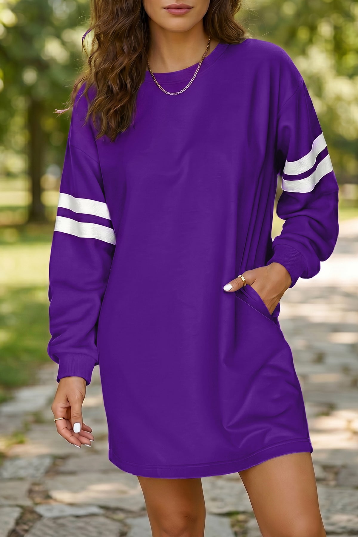 Vestido tipo sudadera de corte recto en azul celeste con mangas en contraste y acabados de canalé