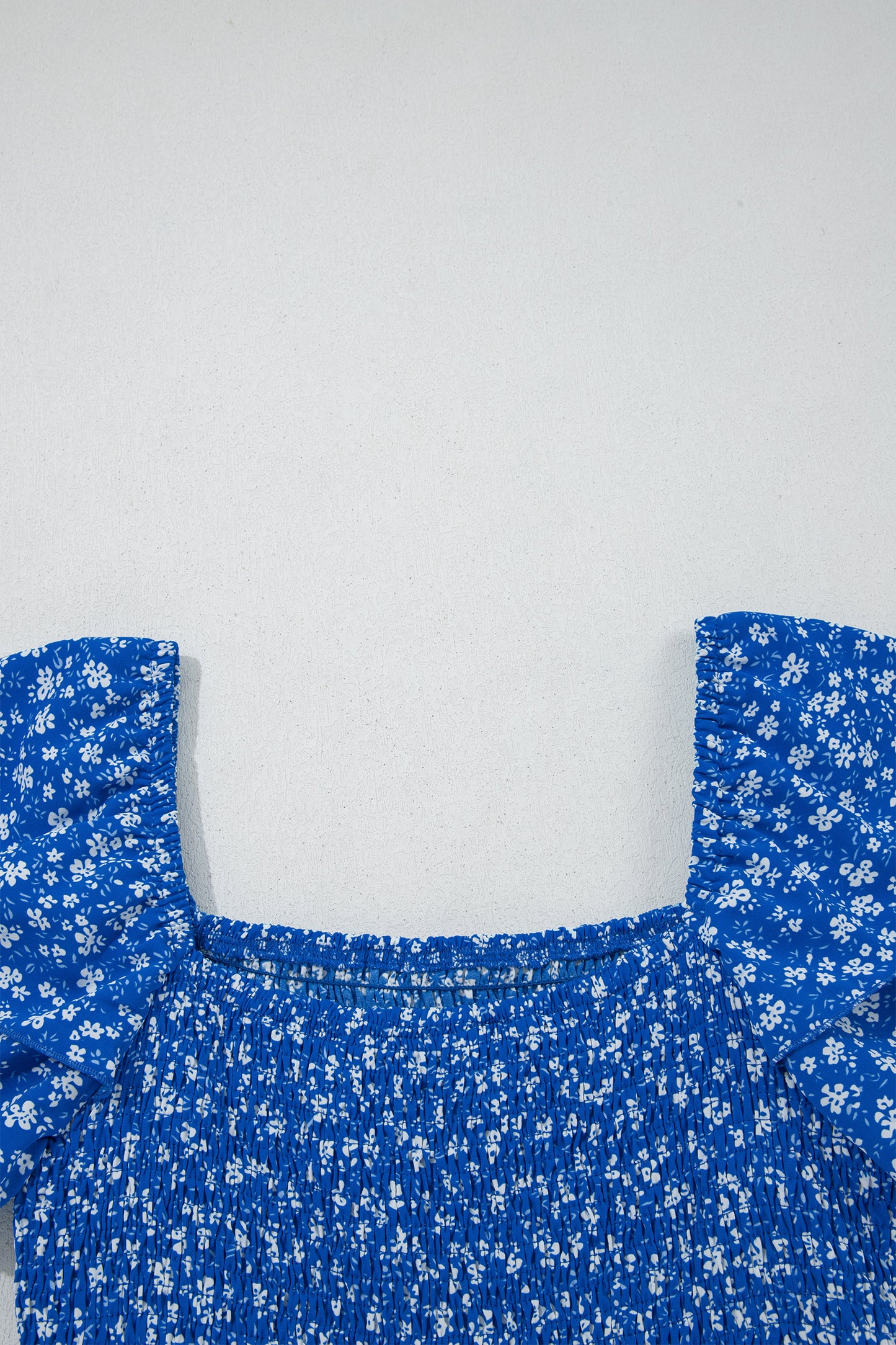 Vestido corto de manga corta con cuello cuadrado fruncido y estampado floral de estilo ditsy azul