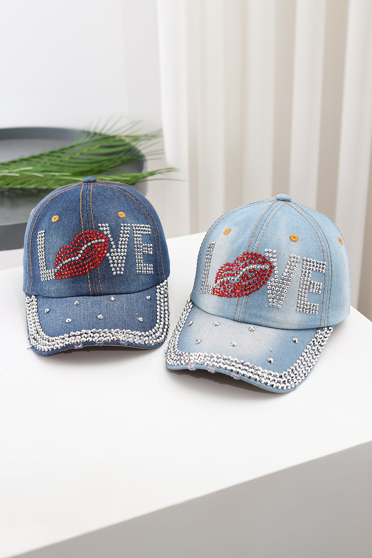 Gorra de béisbol de mezclilla Ashleigh con diseño de labios y la palabra "LOVE" adornada con pedrería azul