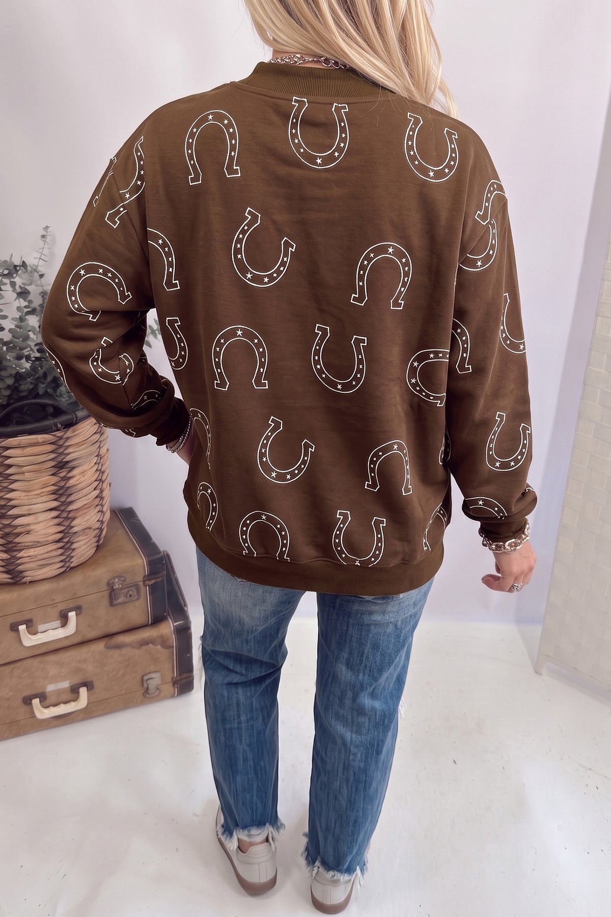 Sudadera casual de estilo western con estampado de herraduras azules y cuello subido