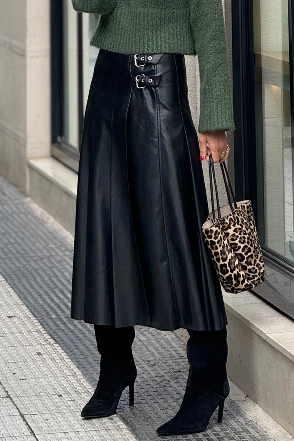 Falda midi acampanada de piel sintética negra con detalle de hebilla retro y costuras plisadas