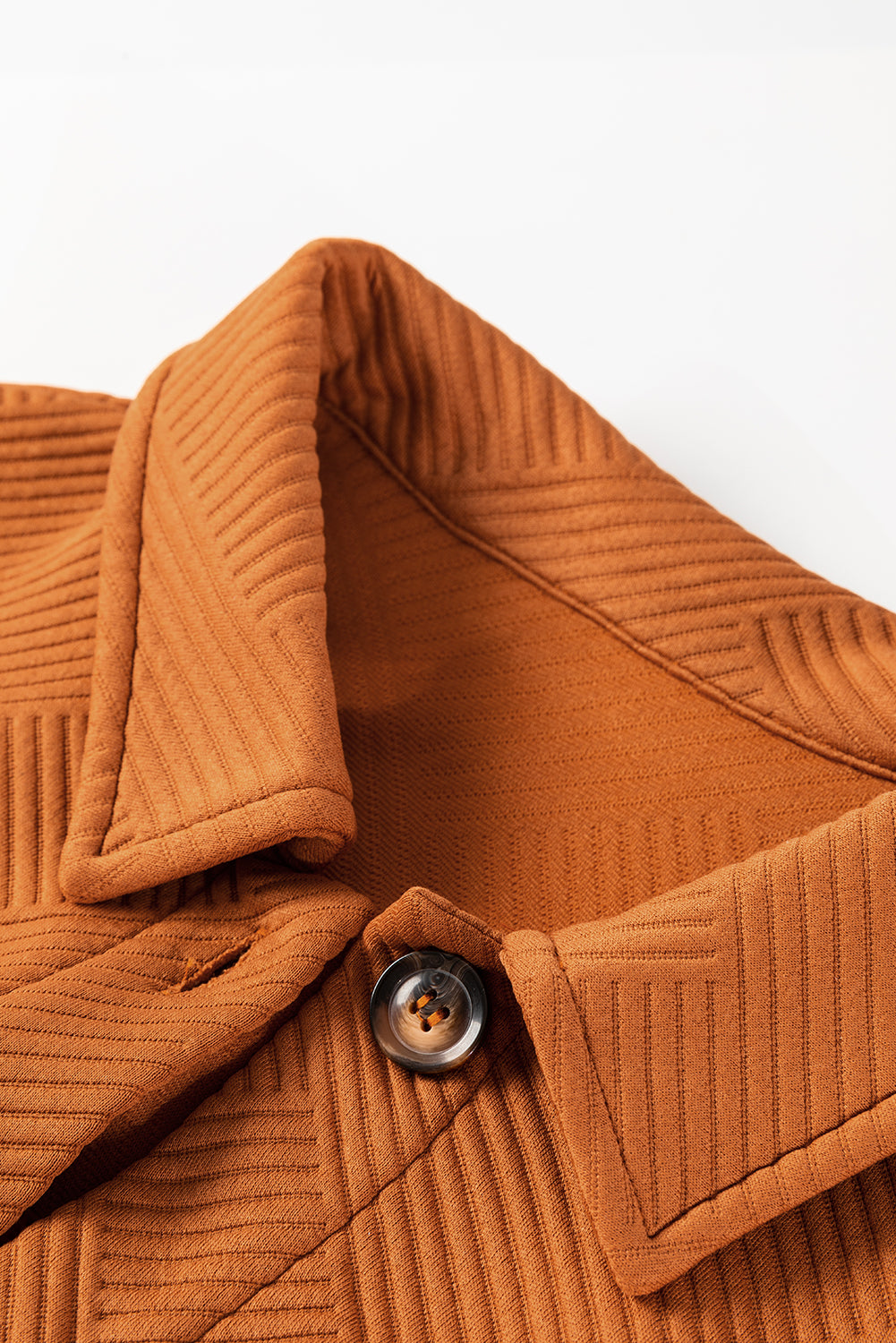 Abrigo largo con cuello texturizado y hombros caídos con botones en la parte delantera y diseño de llamas doradas - Bego Fashion