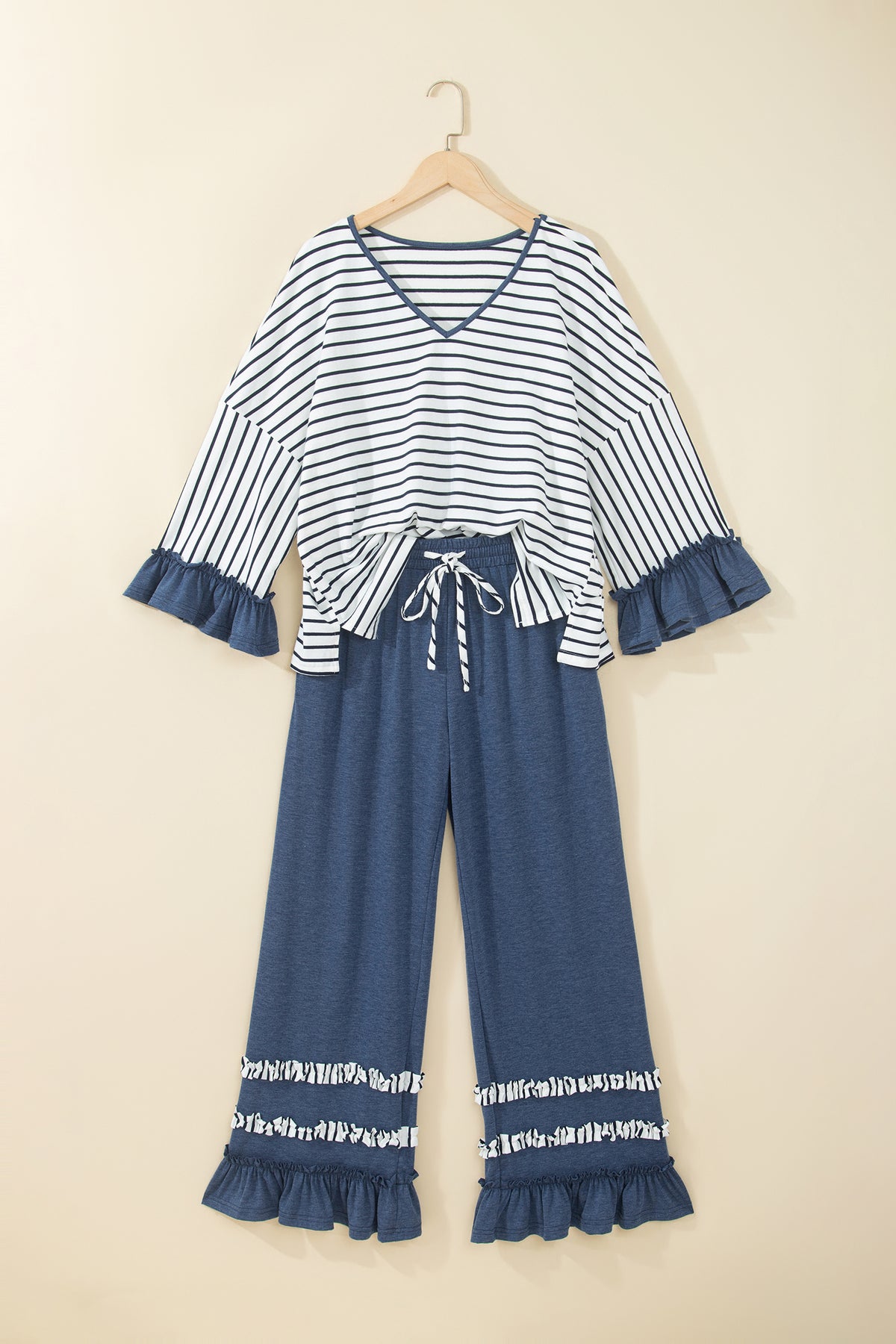 Conjunto de 2 piezas: top de rayas azules con cuello en V y mangas con volantes en contraste, y pantalón con cordón ajustable.