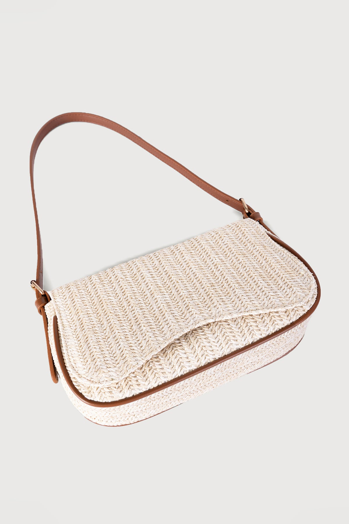 Bolso de hombro de rafia blanca trenzada con detalles en piel sintética