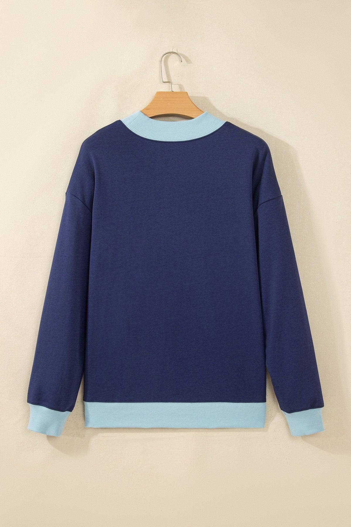 Sudadera de cuello redondo y manga larga en azul sucio con diseño de bloques de color y ribetes
