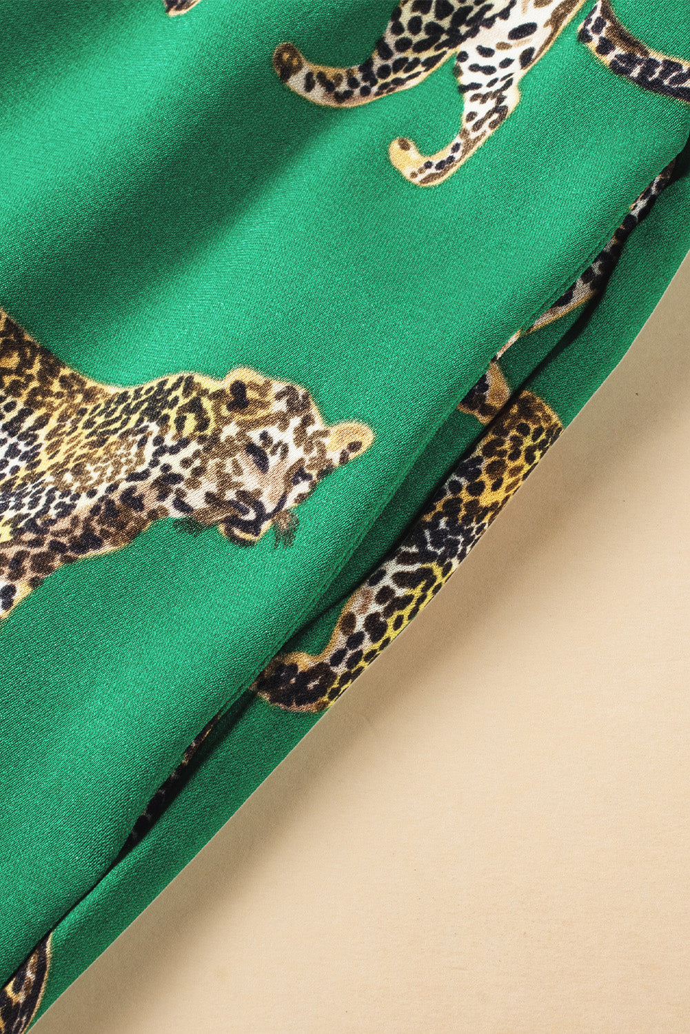 Conjunto de pijama con camisa y pantalón de manga corta con estampado de guepardo verde