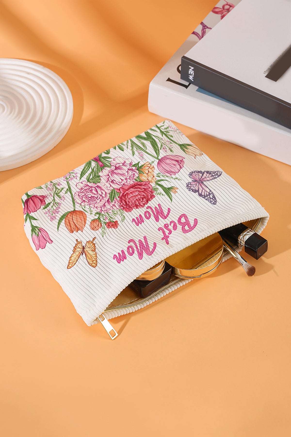 Neceser de pana blanco con estampado floral y de mariposas, y la inscripción "Best Mom"