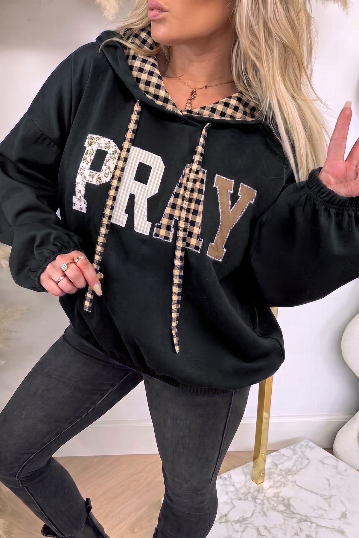 Sudadera con capucha y cordón ajustable en contraste, con estampado de cuadros y gráfico de letras "PRAY"